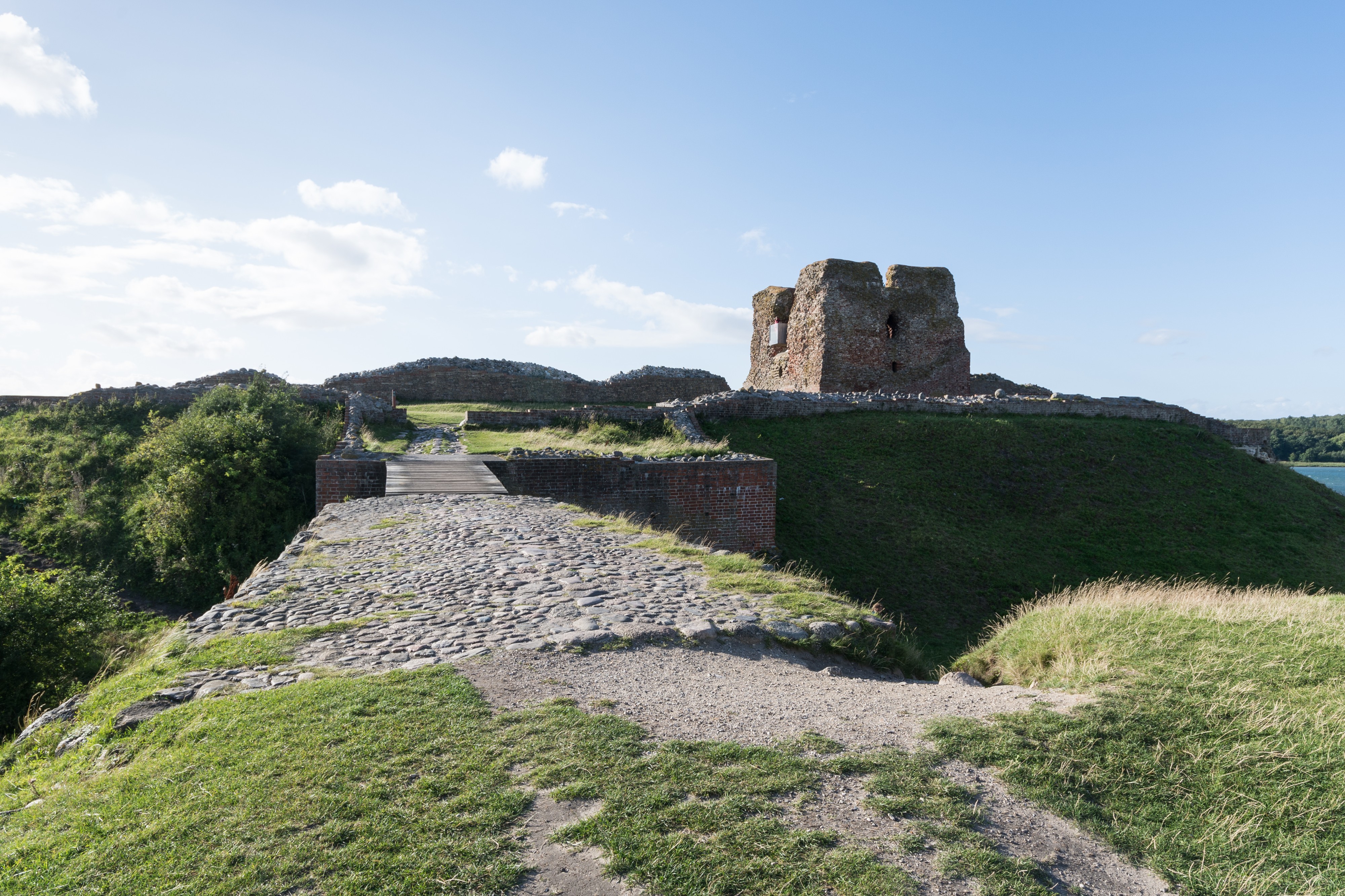 Kalø Slotsruin (Syddjurs Kommune).Bro og forsvarstårn.2.125359.ajb