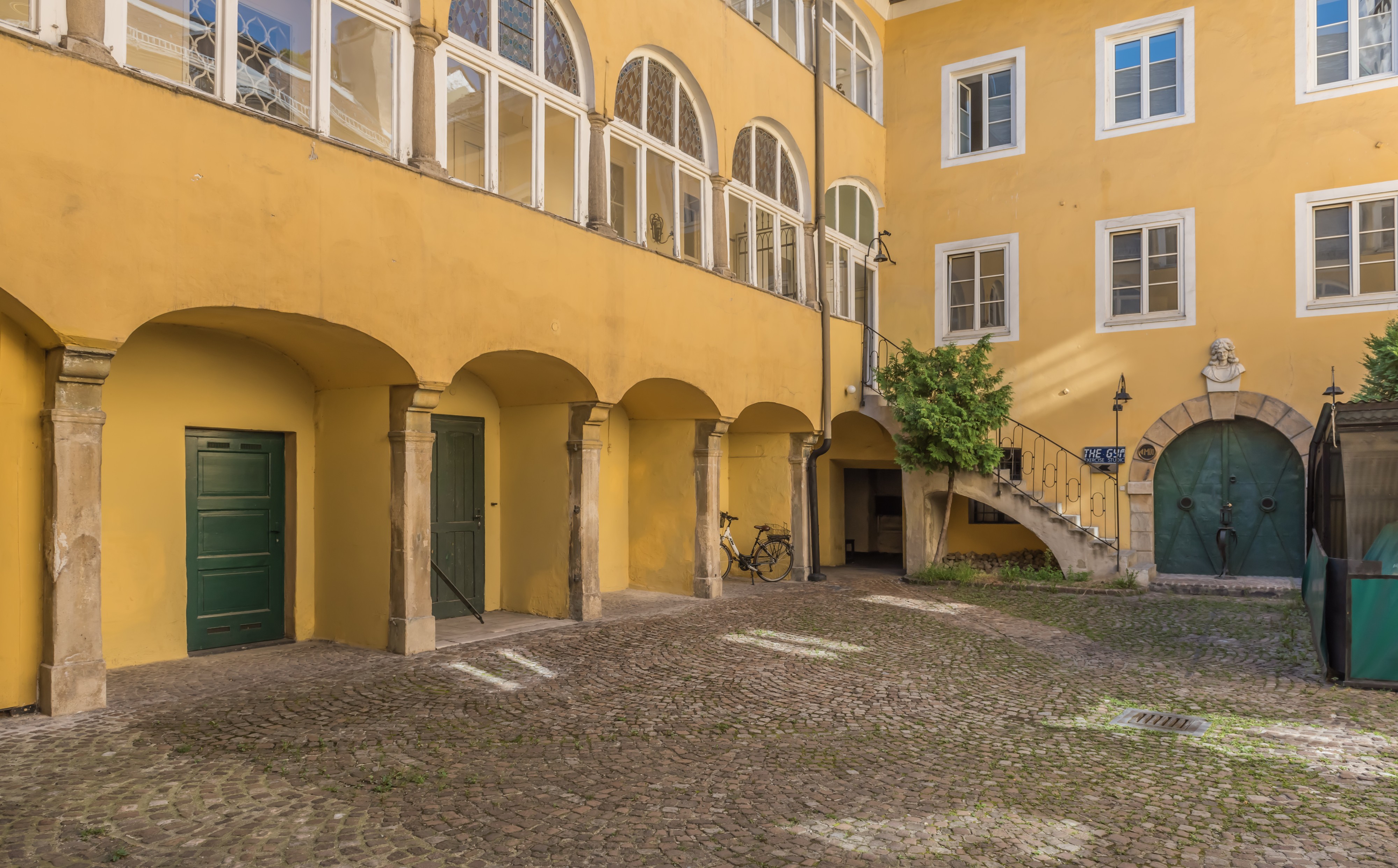 Klagenfurt Burggasse 15 Palais Urschenpeck Arkadenhof 08082016 3561