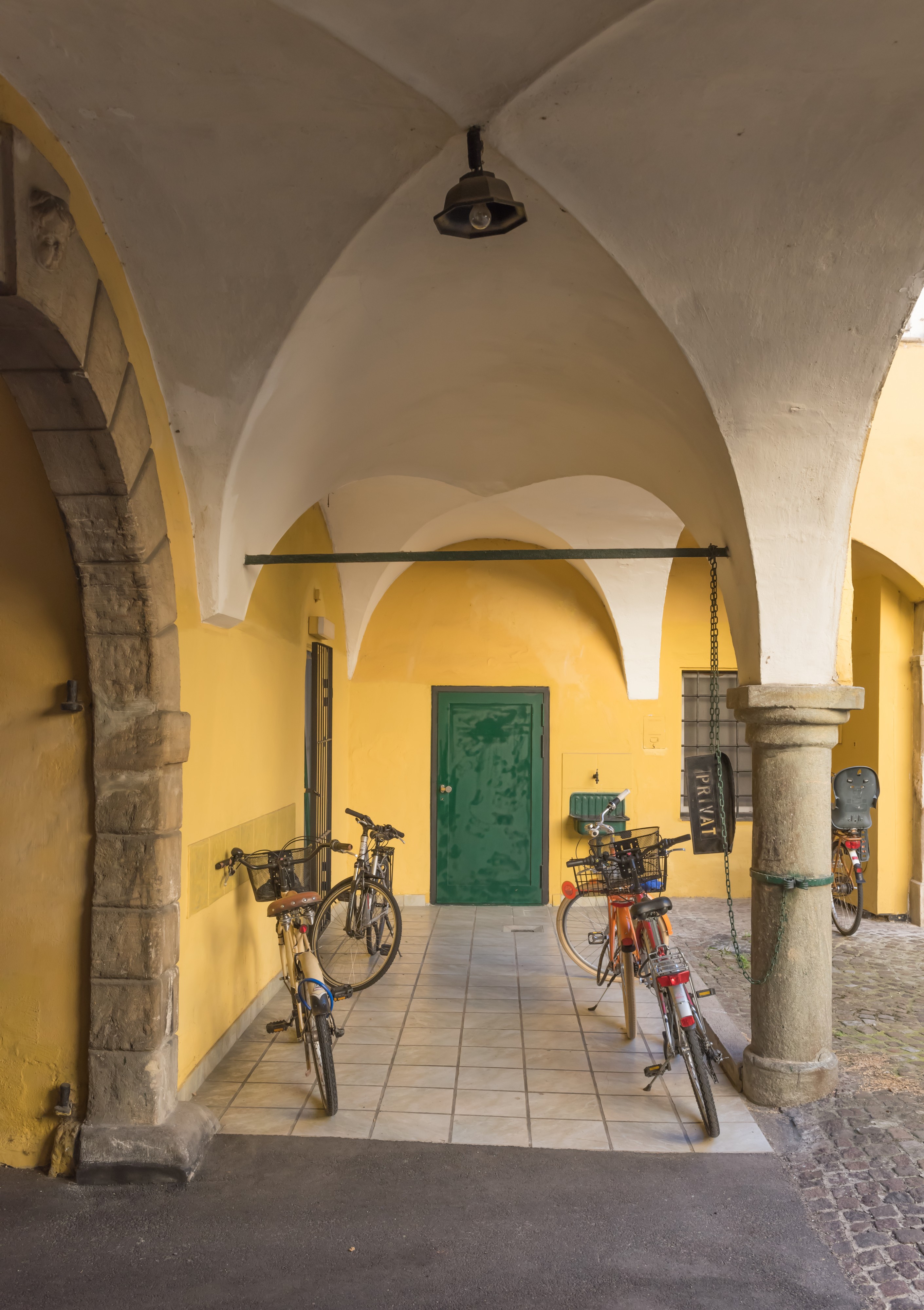 Klagenfurt Burggasse 15 Palais Urschenpeck Arkadenhof 08082016 3570