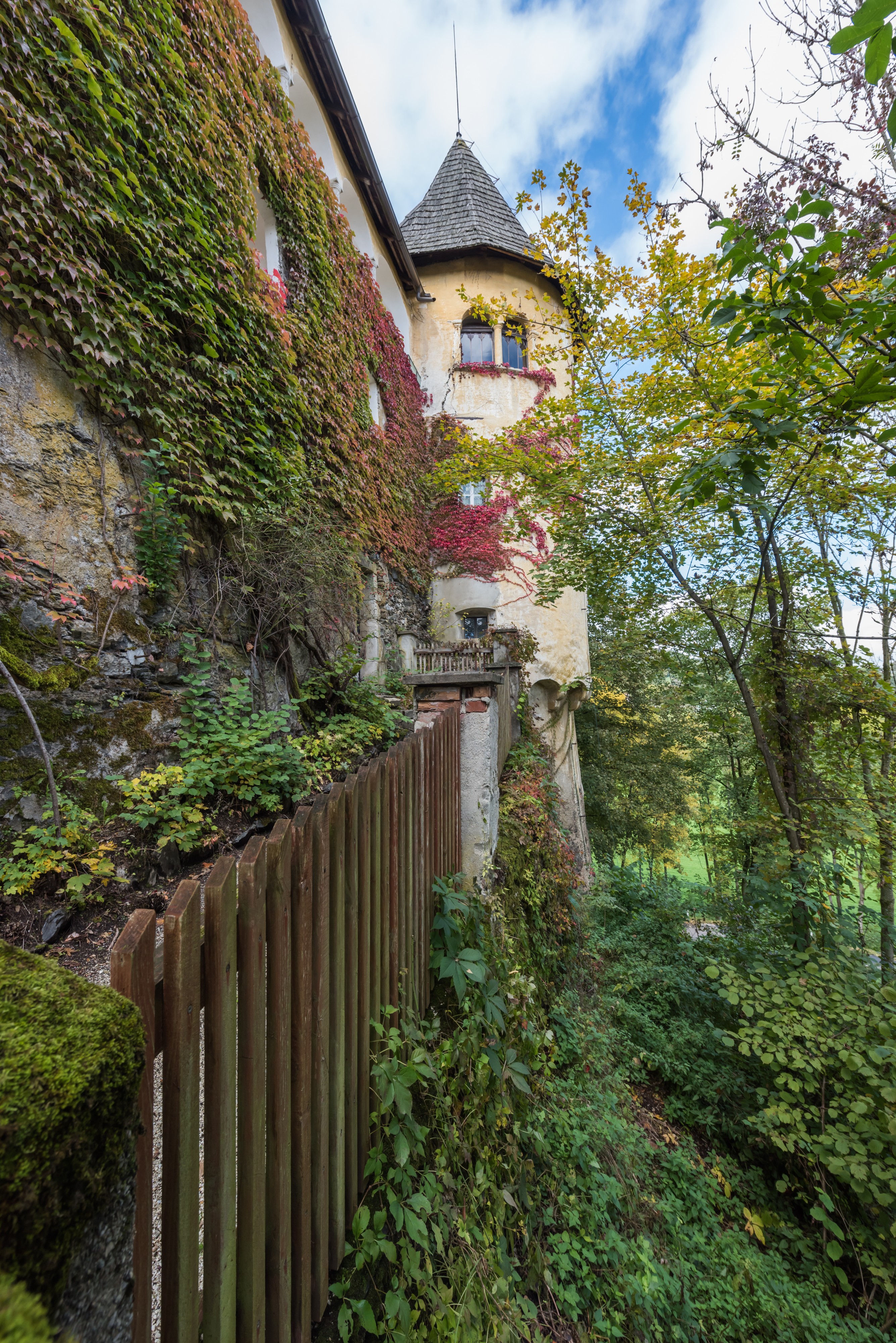 Klagenfurt Hallegger Strasse 131 Schloss Hallegg NO-Eckturm 05102015 7880