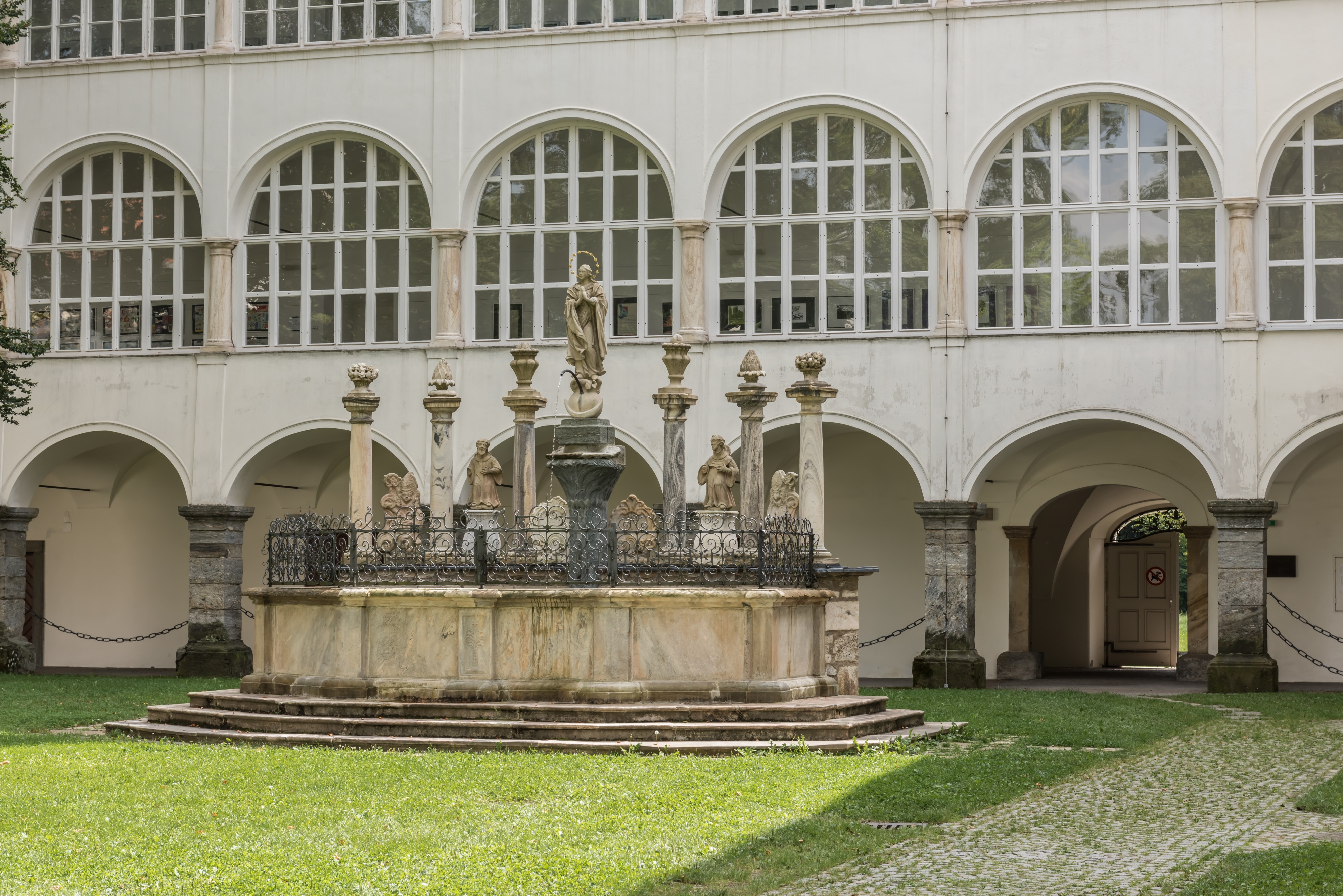 Klagenfurt Viktring Stift Marienhof Marienbrunnen 02092016 4080