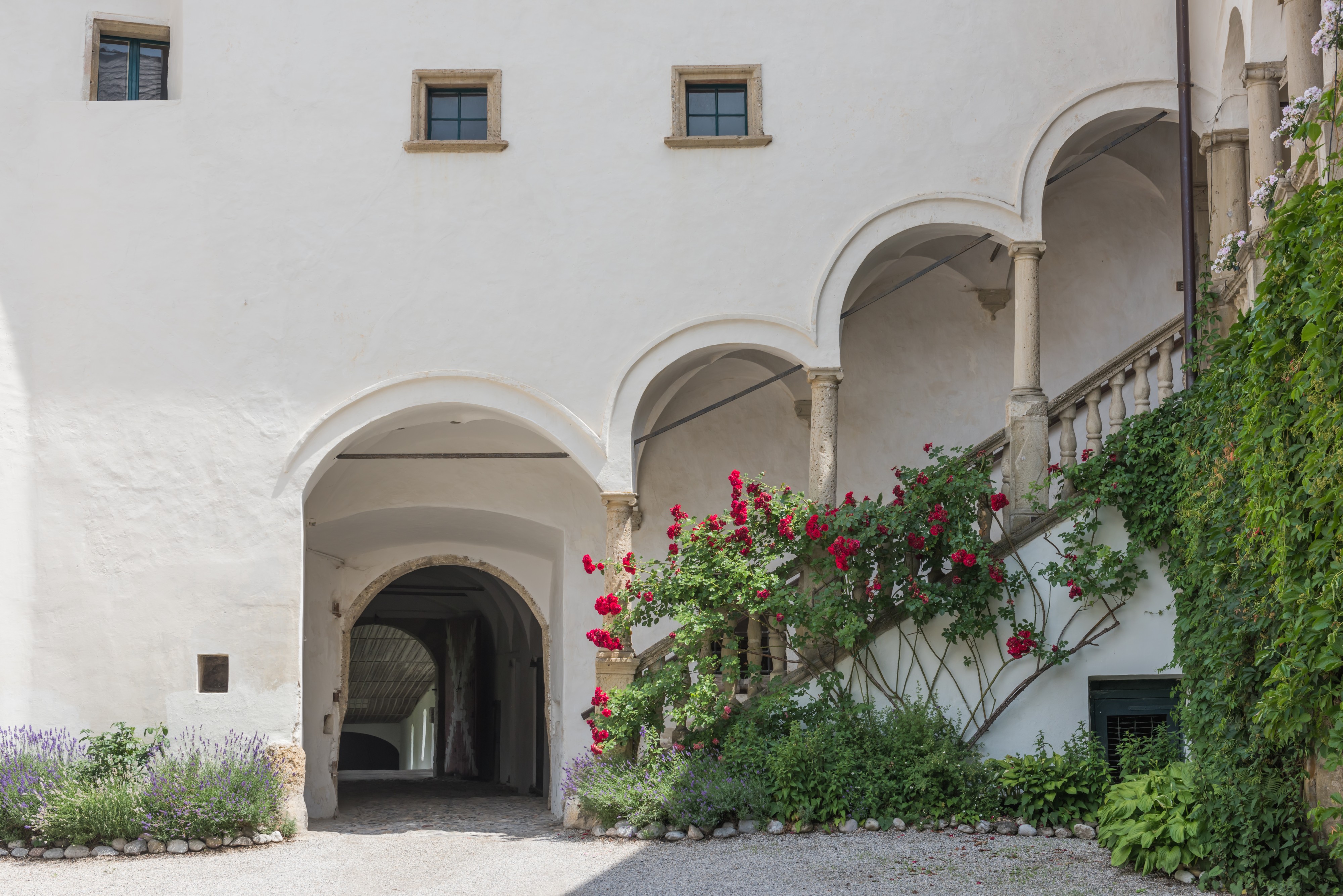 Koettmannsdorf Hollenburg Arkadenhof Treppe 18062015 4961