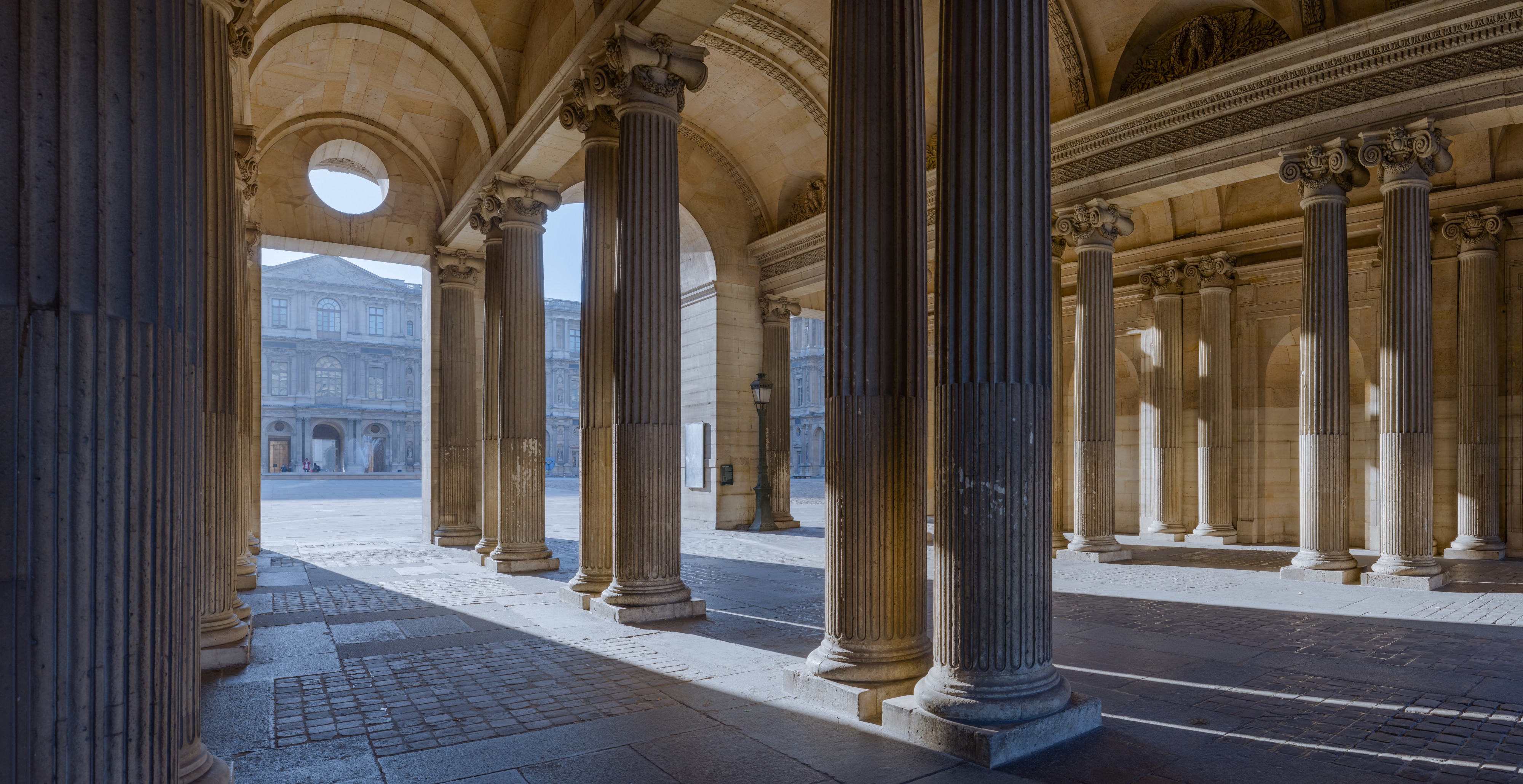 Louvre covered passage, 5 April 2015