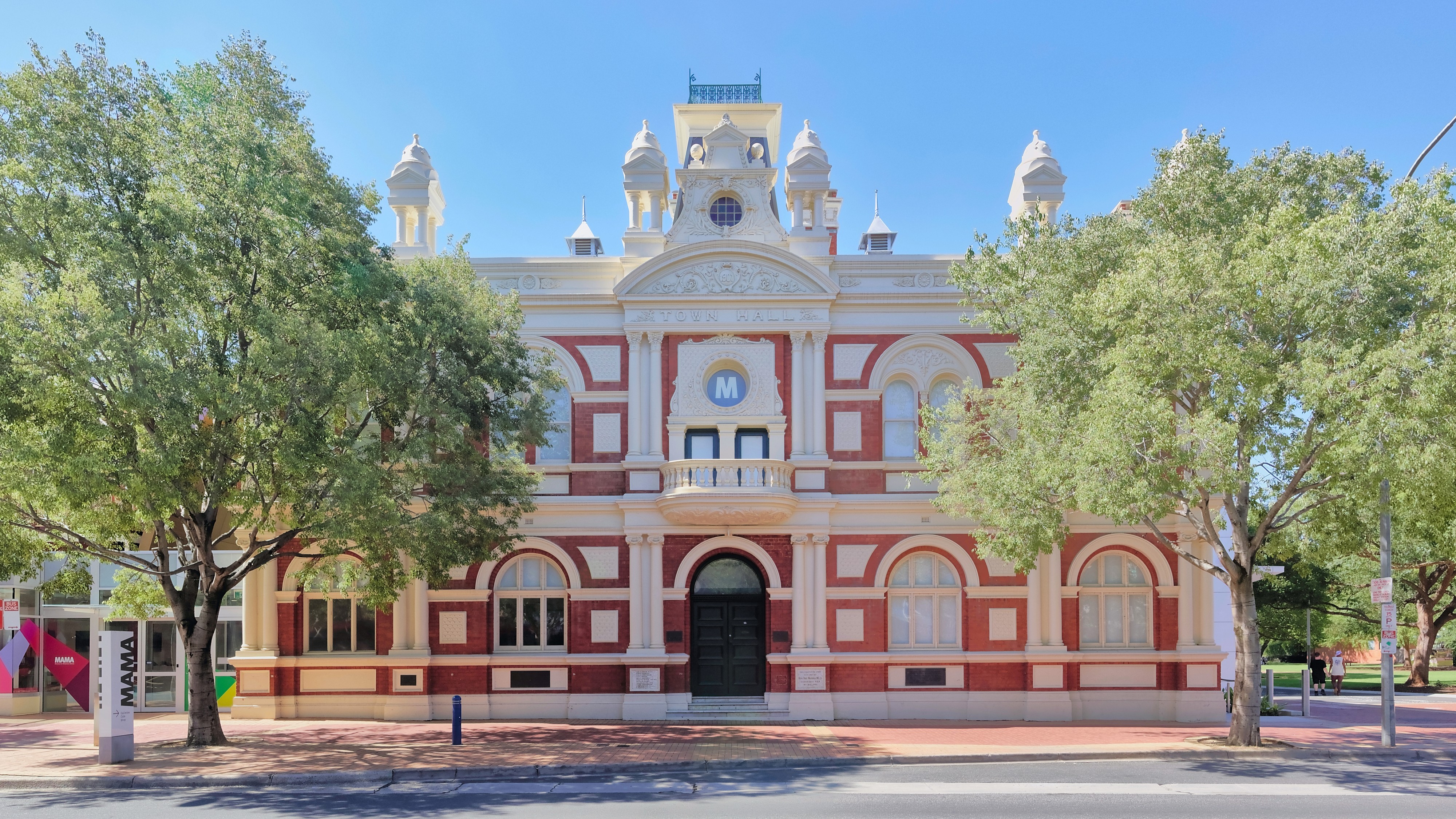MAMA (Murray Art Gallery Albury) facade stitch, Albury NSW