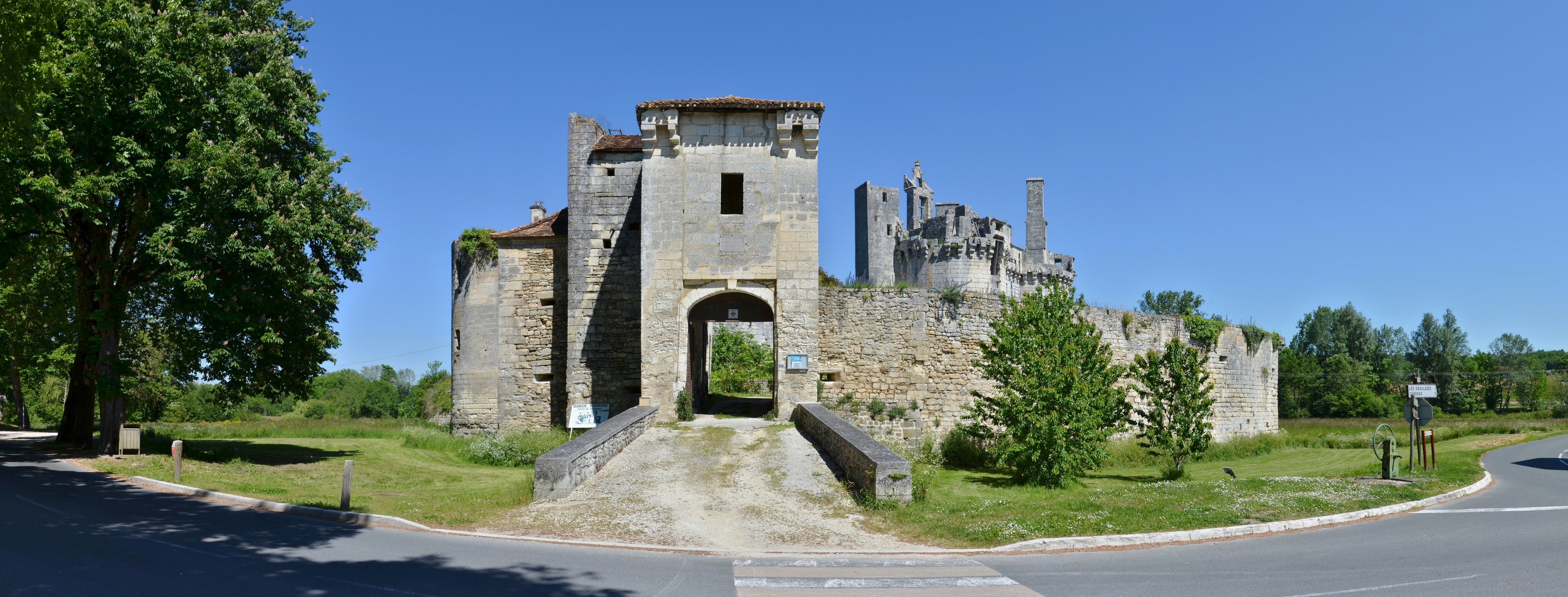 Mareuil 24 Entrée du château 2014