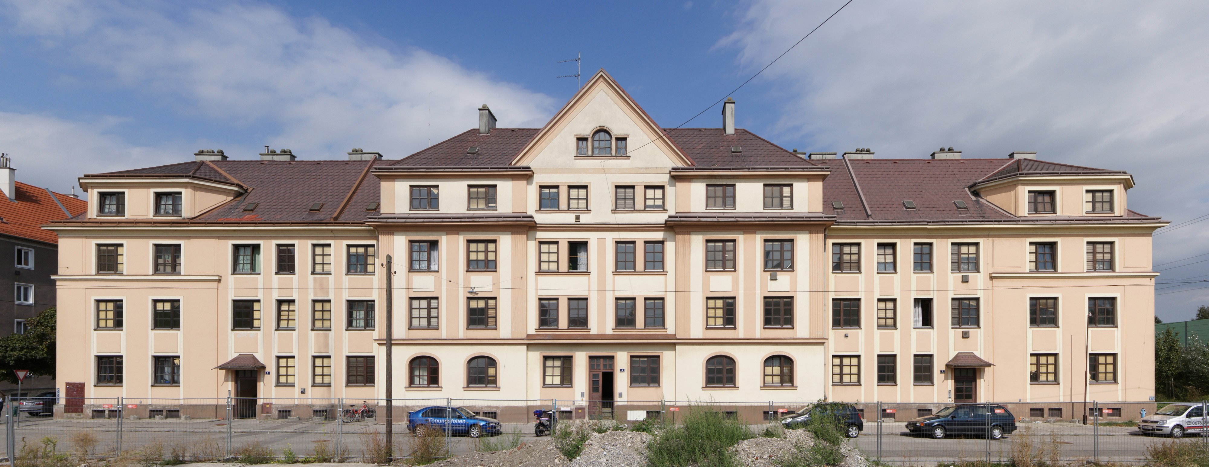Maria-Emhart-Straße 2-6
