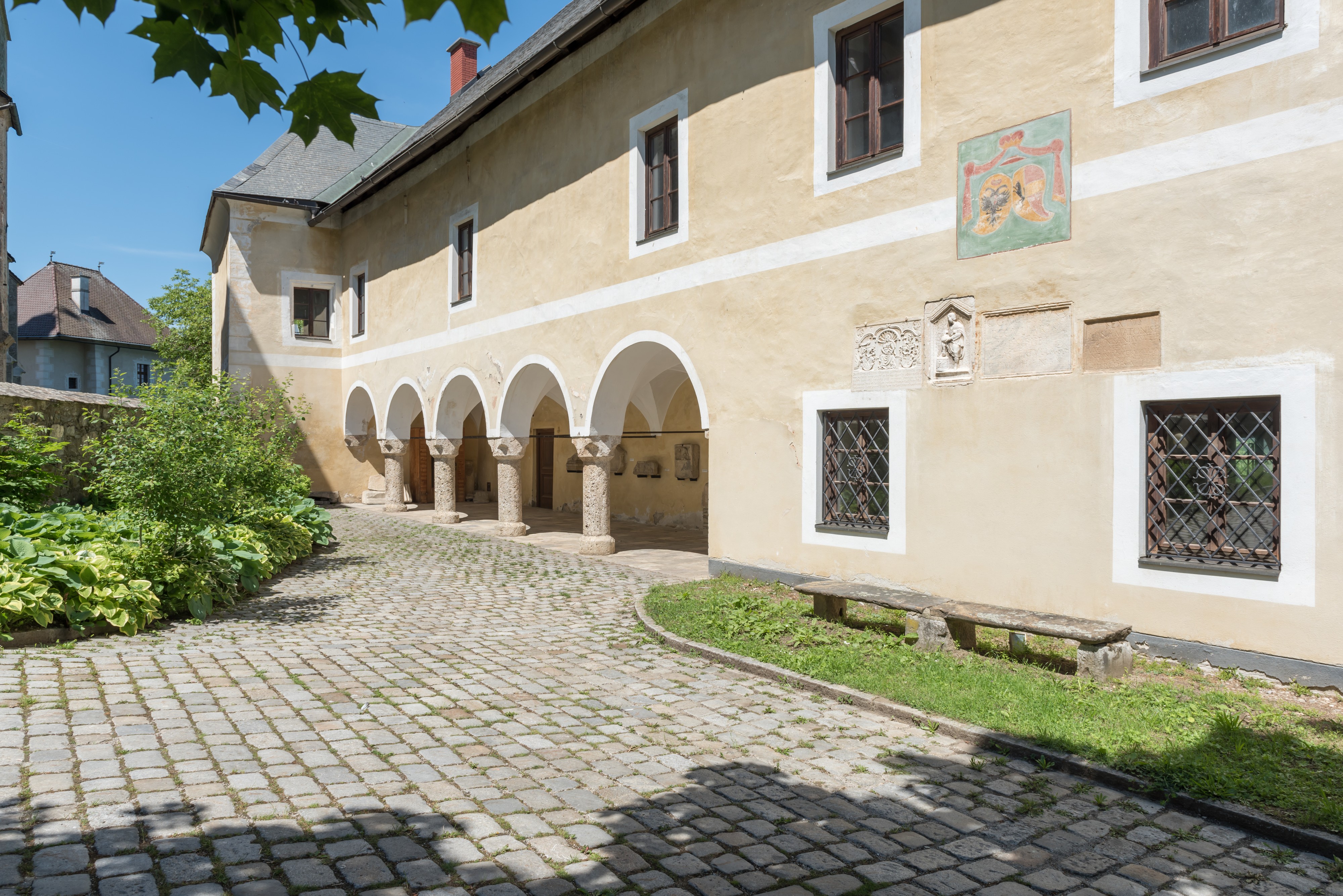 Maria Saal Domplatz 7 Propsthof Sued-Seite Arkaden 28052015 4210