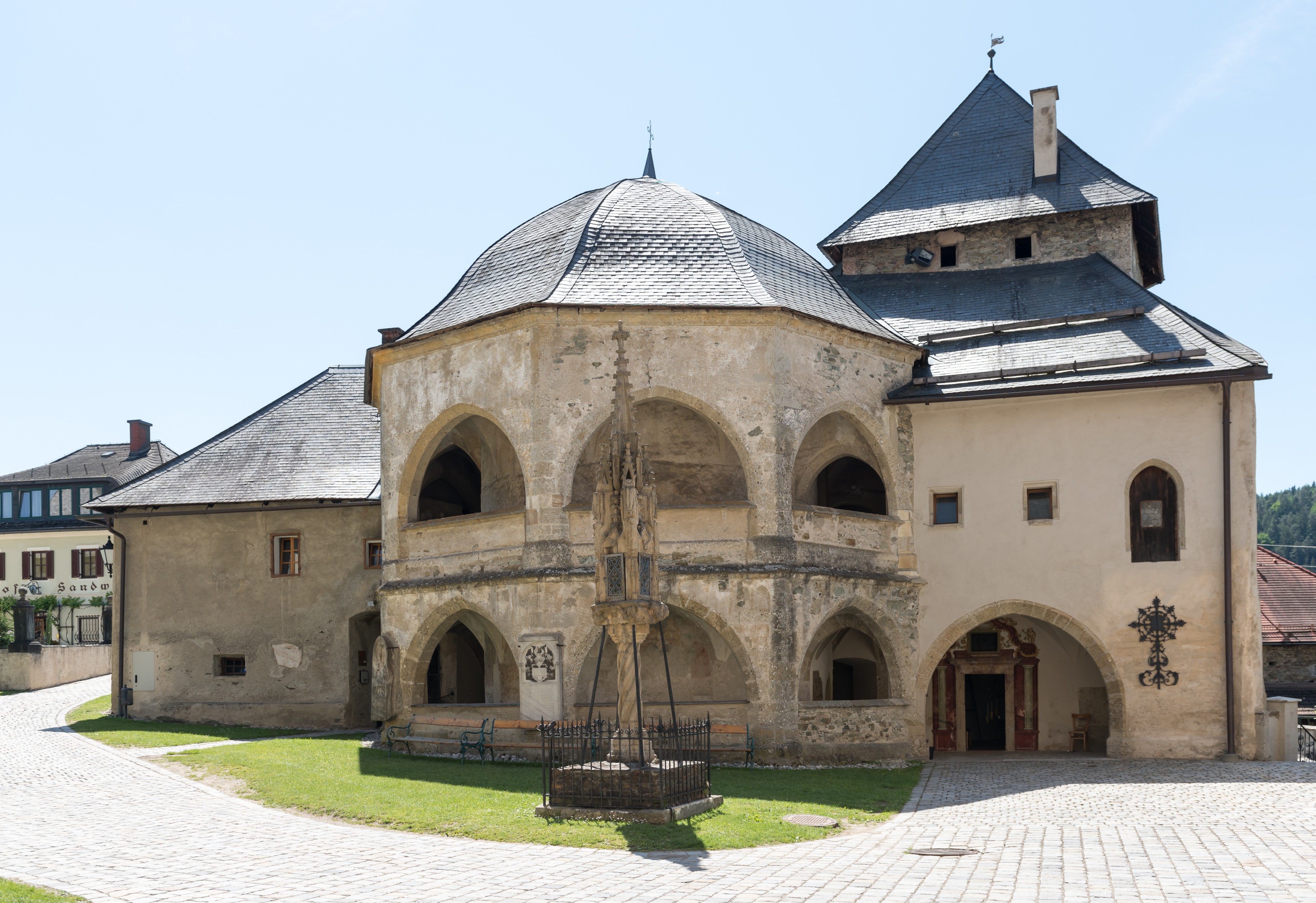 Maria Saal Domplatz Kanonikerstoeckl Heidentempel Lichtsaeule Aufbahrungshalle 28052015 4197