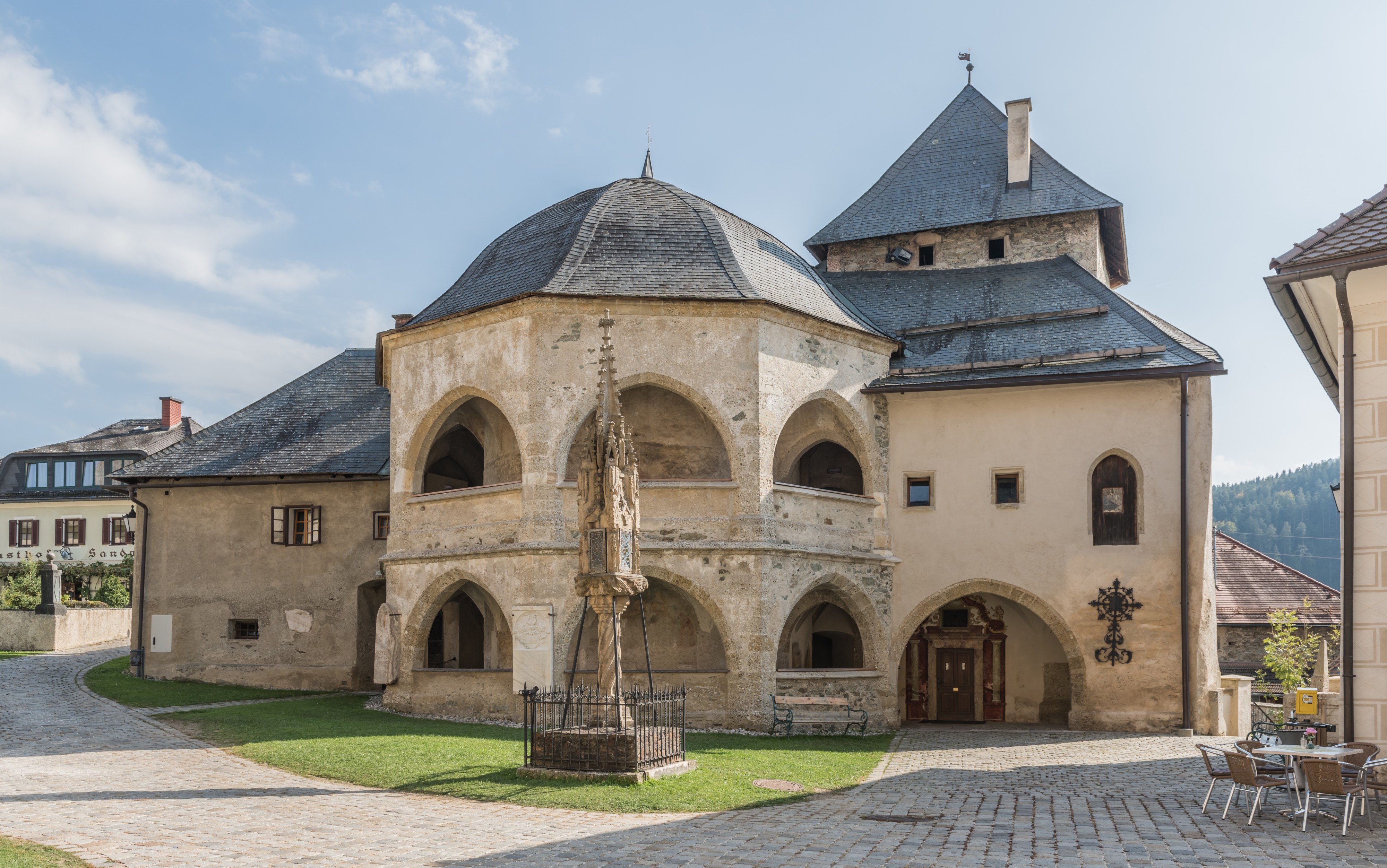 Maria Saal Domplatz Kanonikerstoeckl Heidentempel Lichtsaeule Aufbahrungshalle 30092016 4676