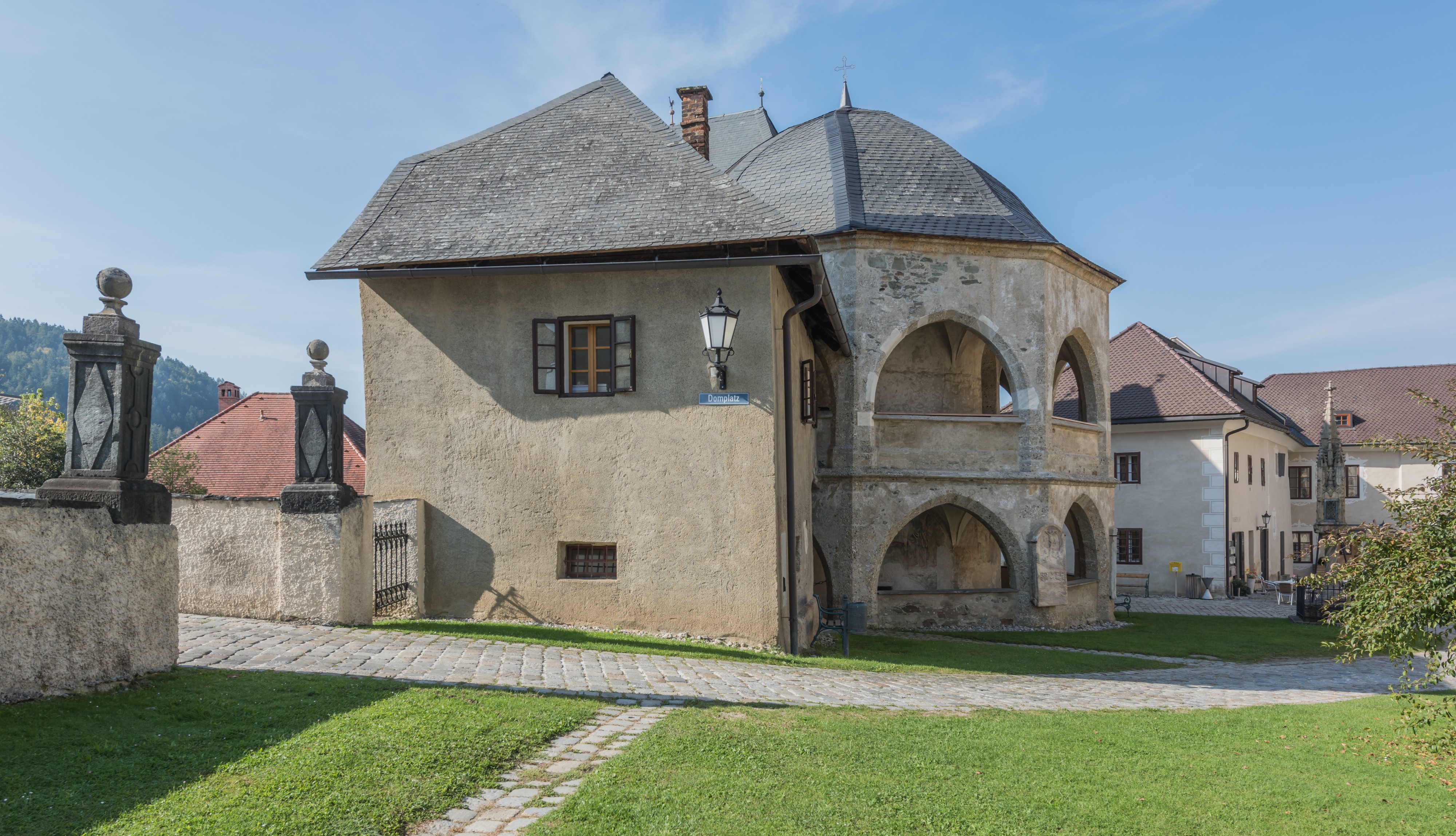 Maria Saal Kollegiatstift Kanonikerstoeckl und Karner Ost-Ansicht 28092016 4582