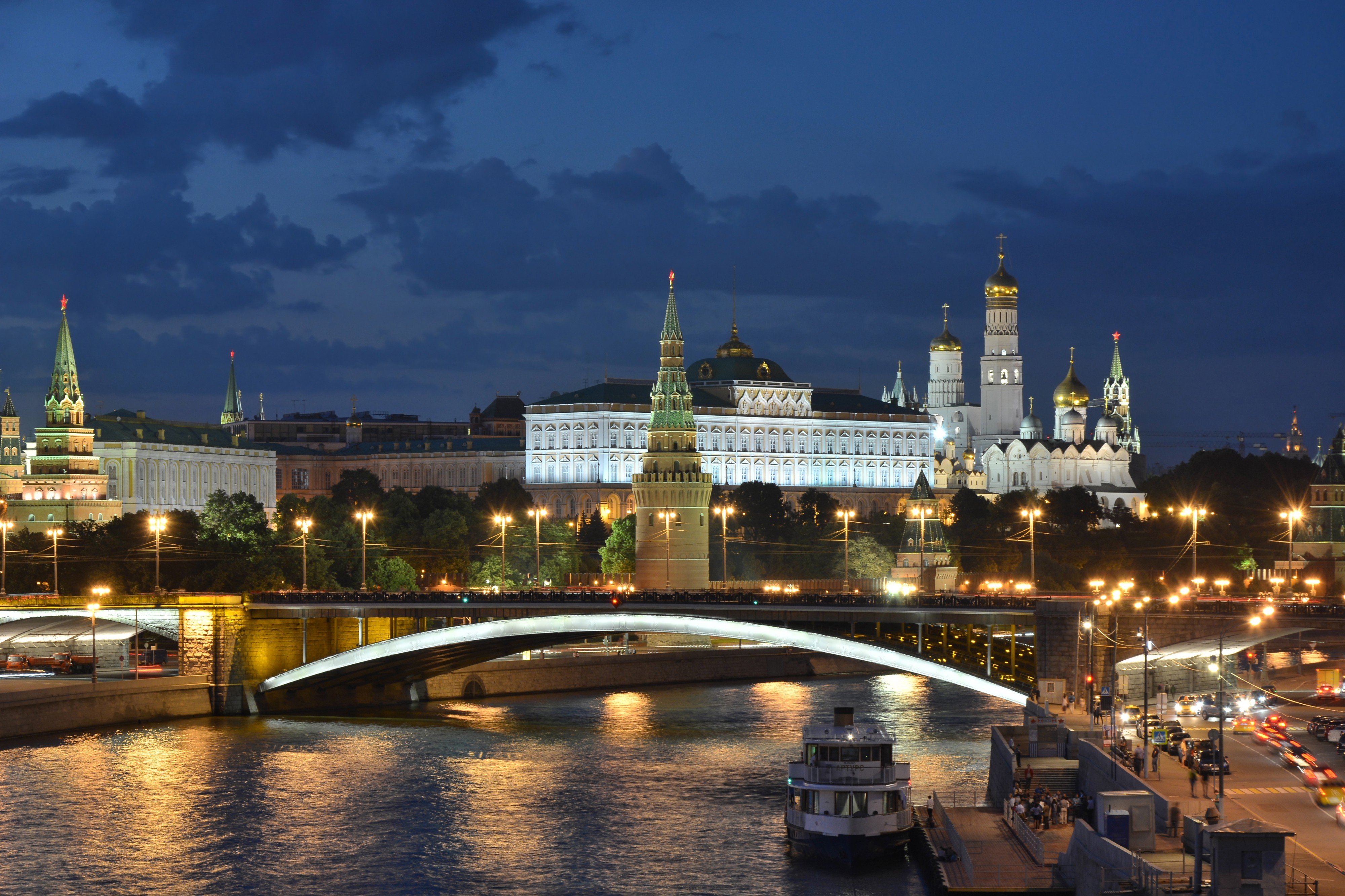 Moscow Kremlin and Bolshoy Kamenny Bridge late evening 01