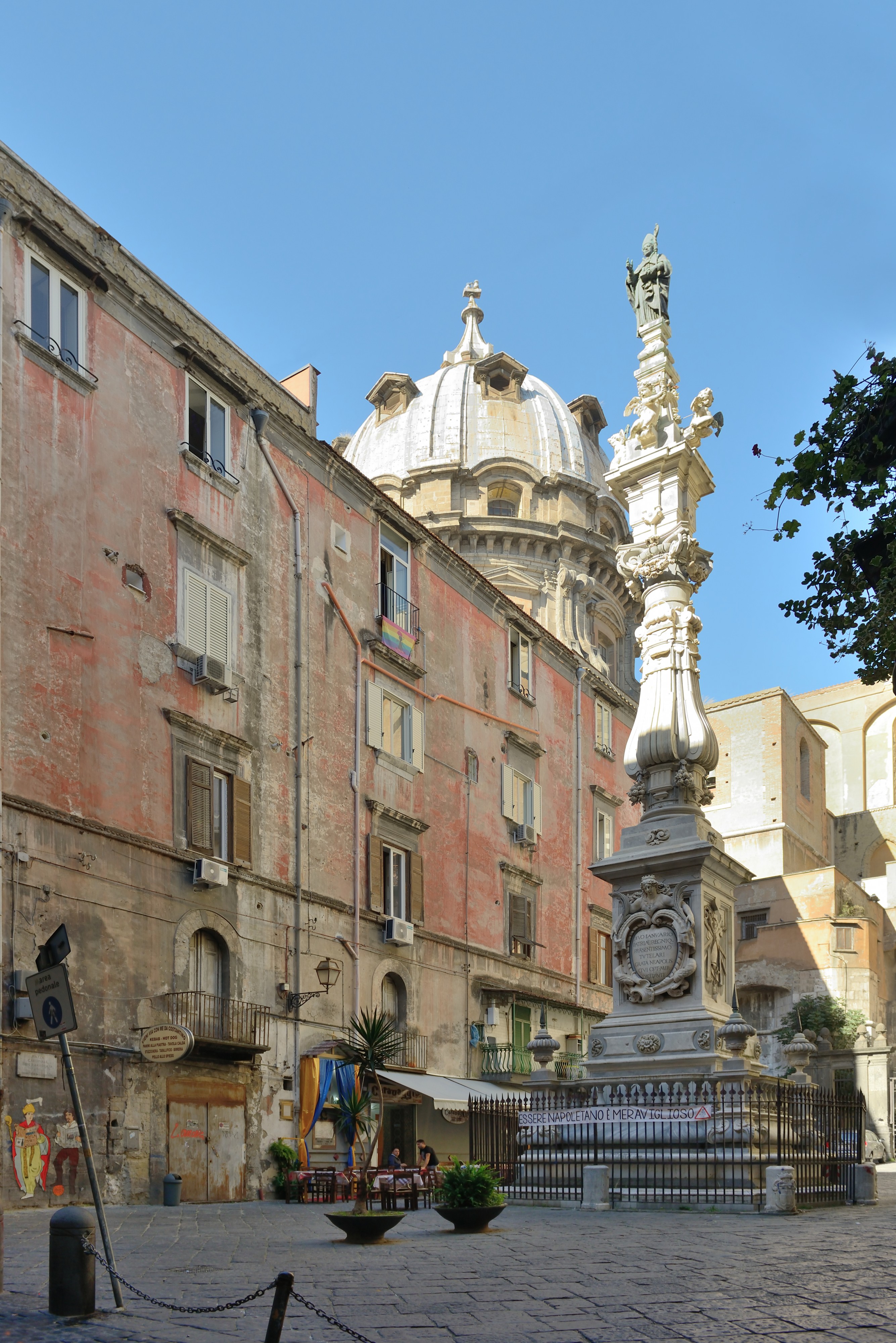 Obelisco di San Gennaro e cupola del Duomo Napoli