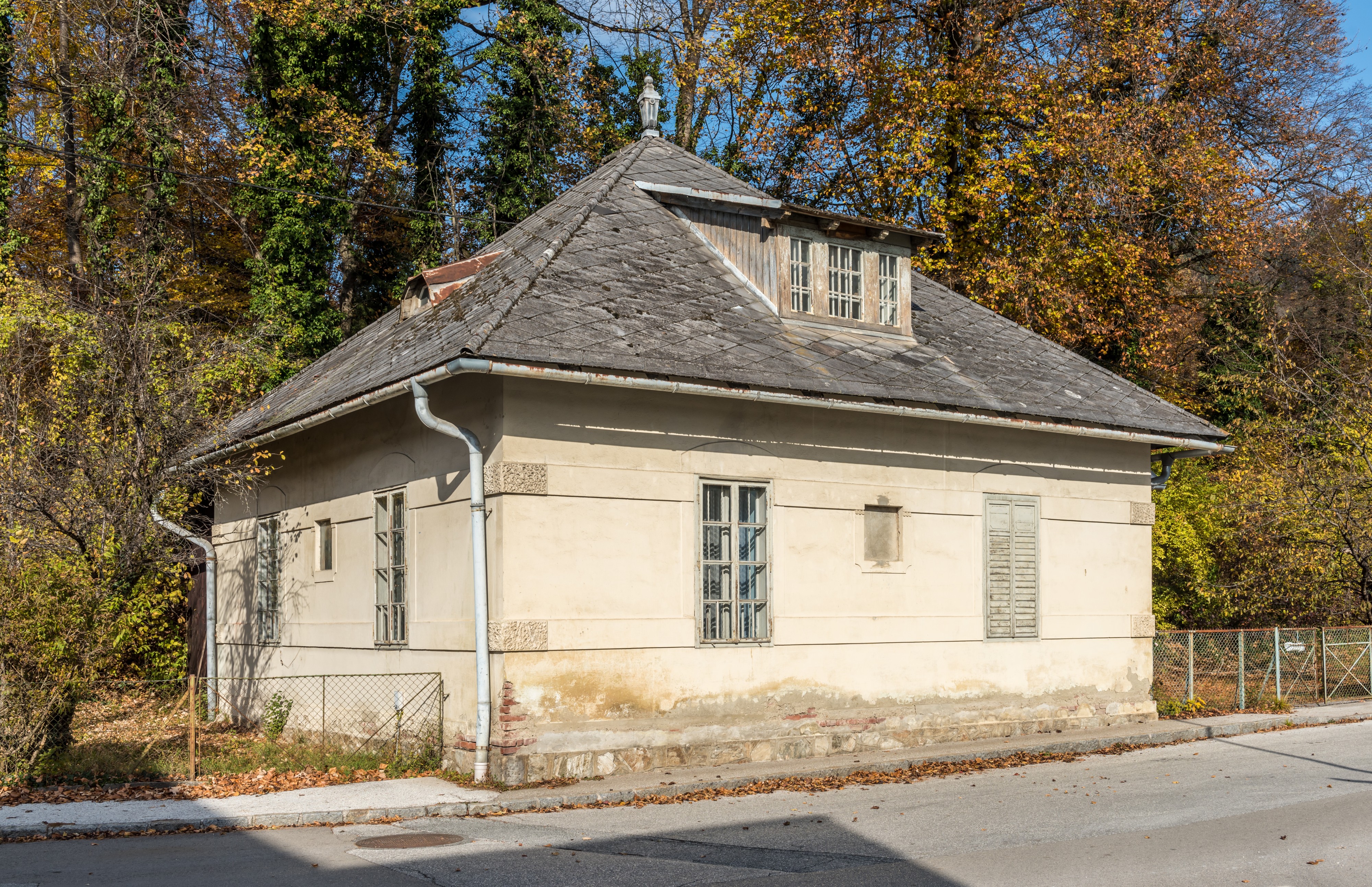 Pörtschach Moosburger Strasse Mesnerhaus SW-Ansicht 05112017 1883