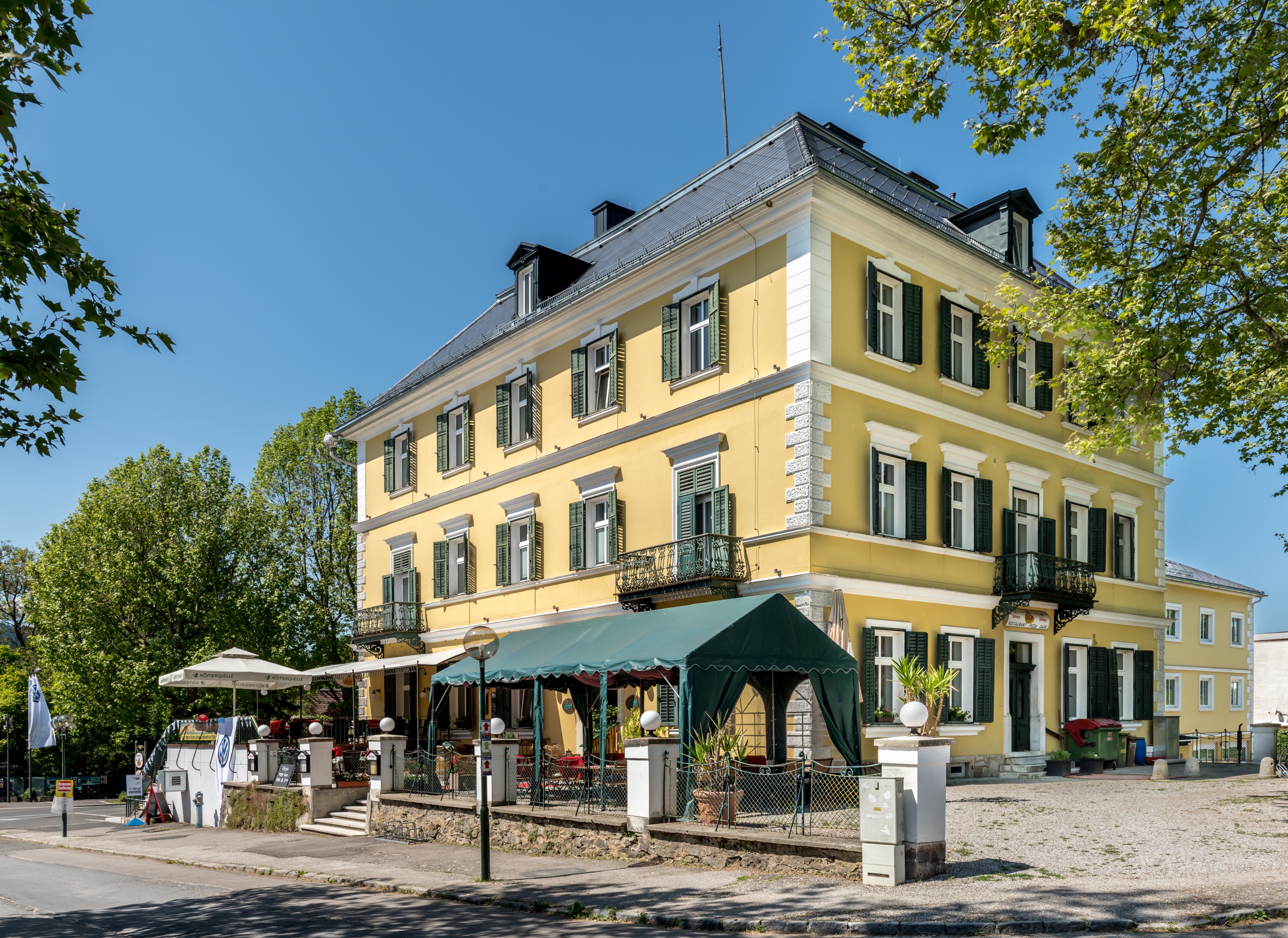 Poertschach Bahnhofplatz Oesterreichischer Hof NO-Ansicht 27052017 8950
