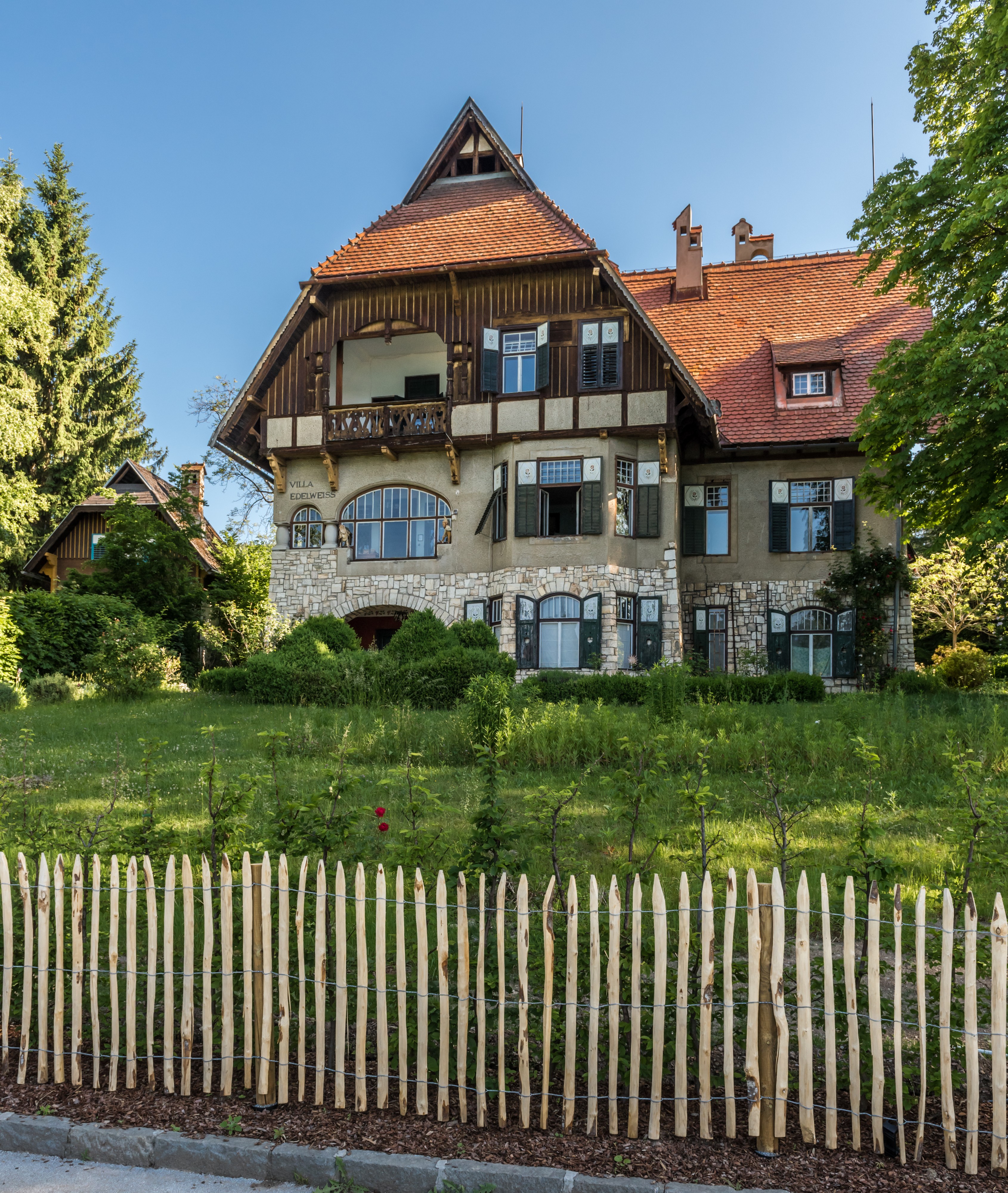 Poertschach Hauptstrasse 106 Villa Edelweiss und 108 Und-Haeuschen 27052017 8808