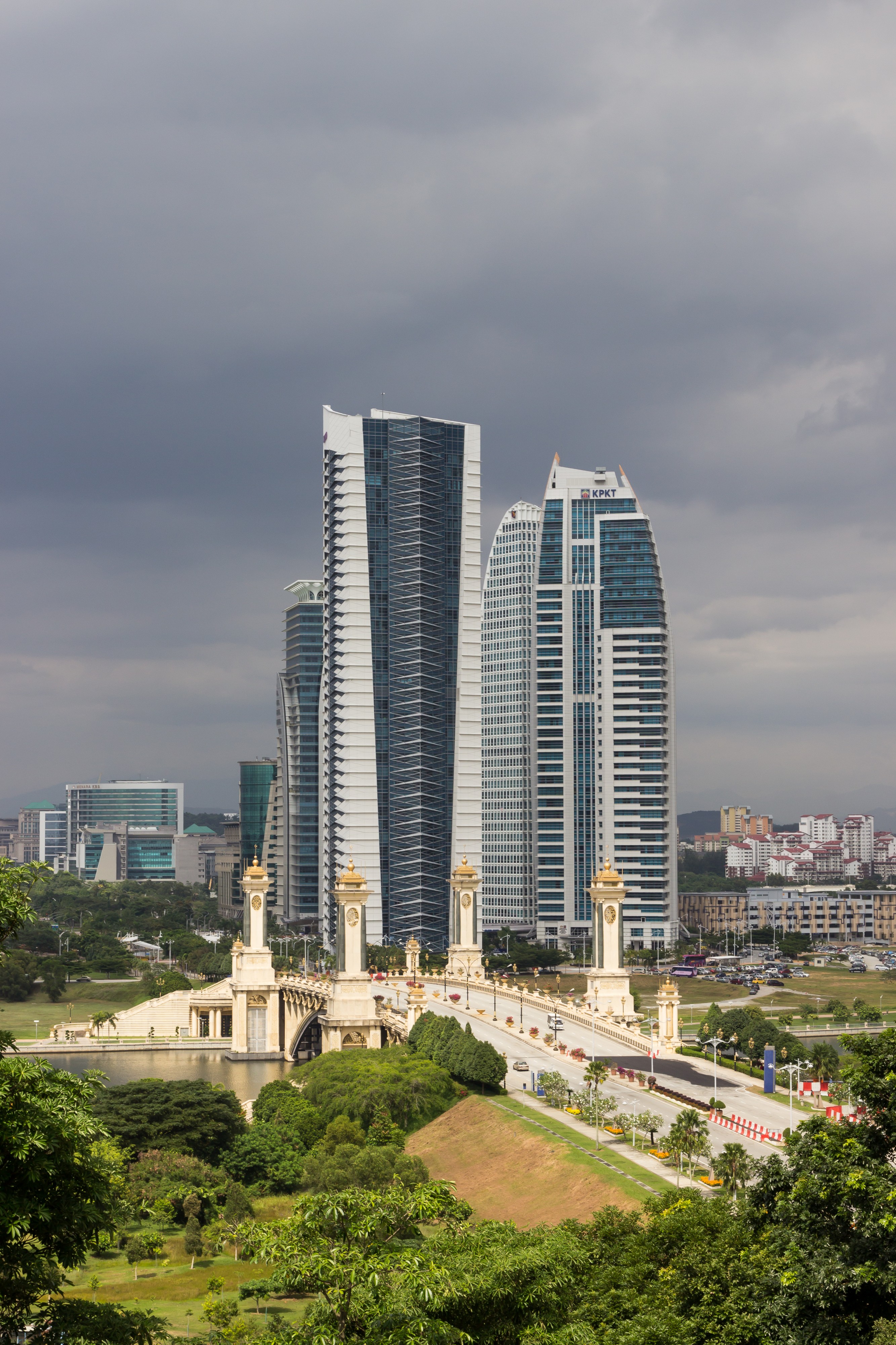Putrajaya Malaysia Seri-Gemilang-Bridge-02