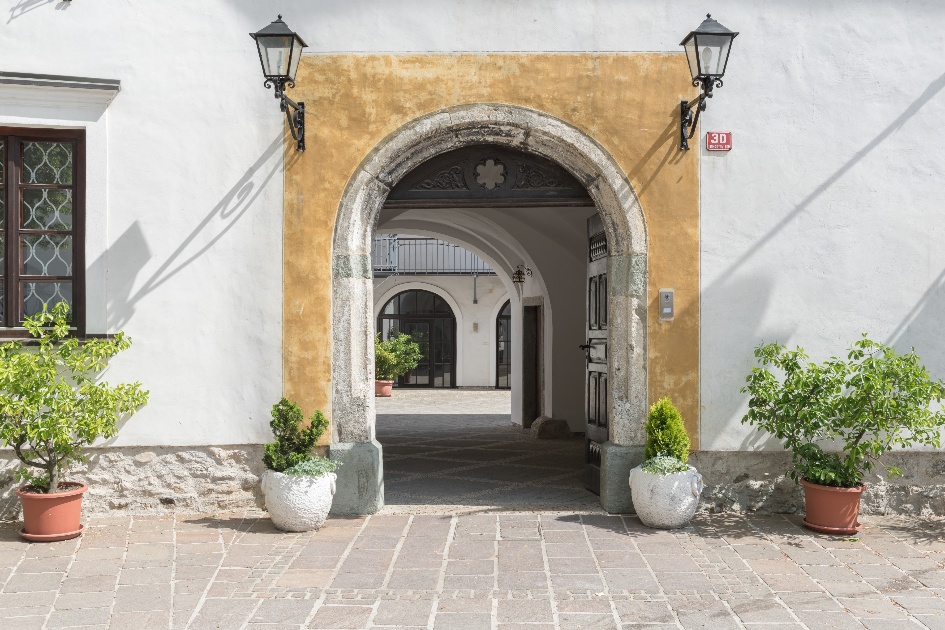 Radovljica Linhartov Trg 30 Pfarrhof Portal 13052015 3680
