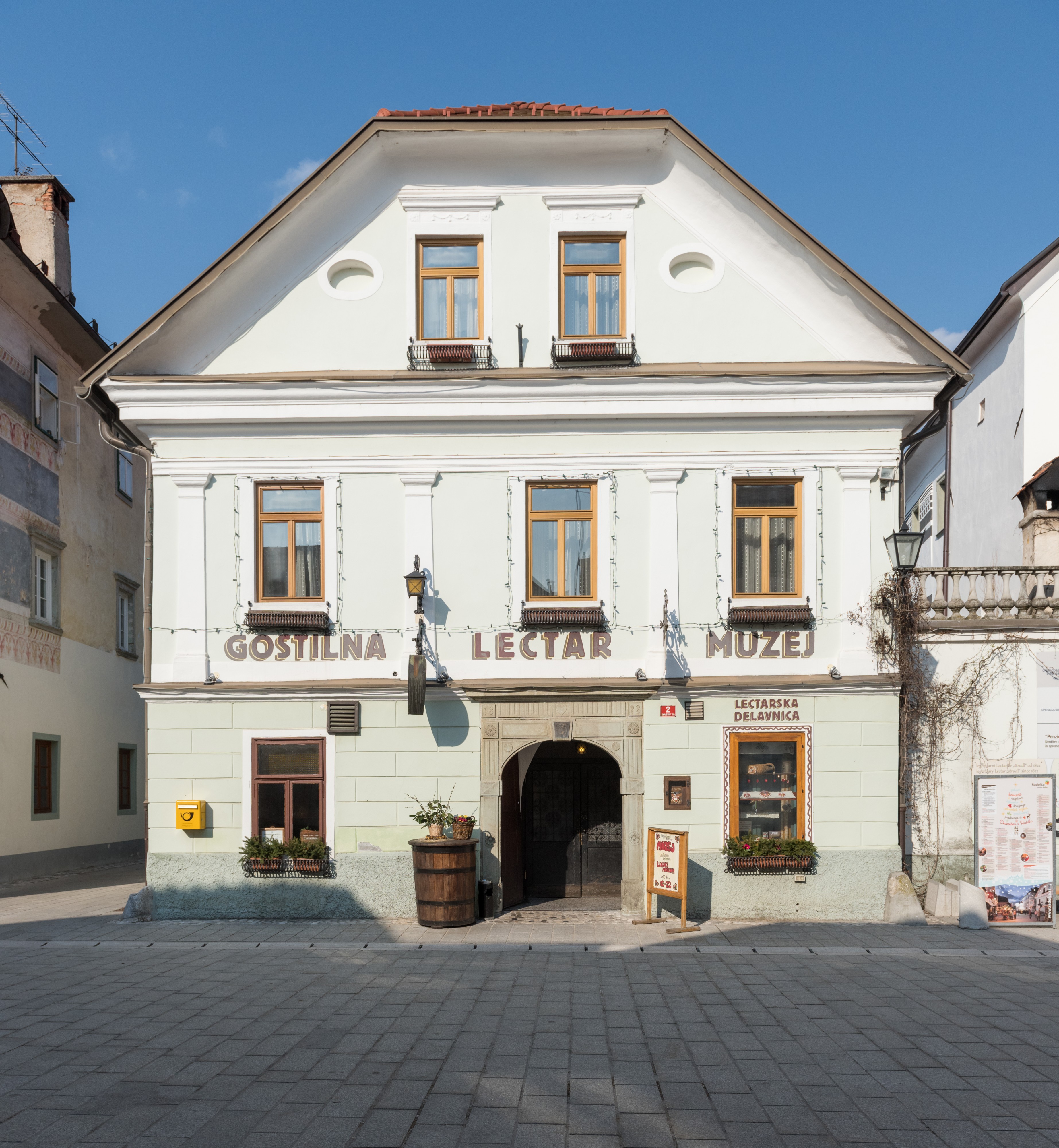 Radovljica Linhartov trg Gostilna Lectar 19032015 0918 0933