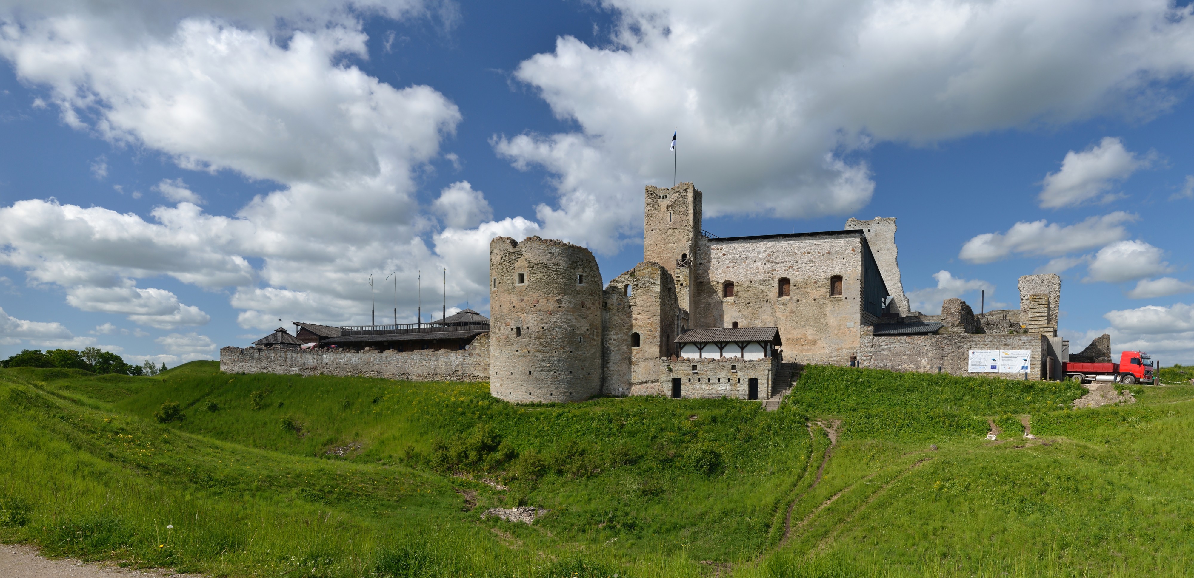 Rakvere linnuse varemed vallikraaviga2
