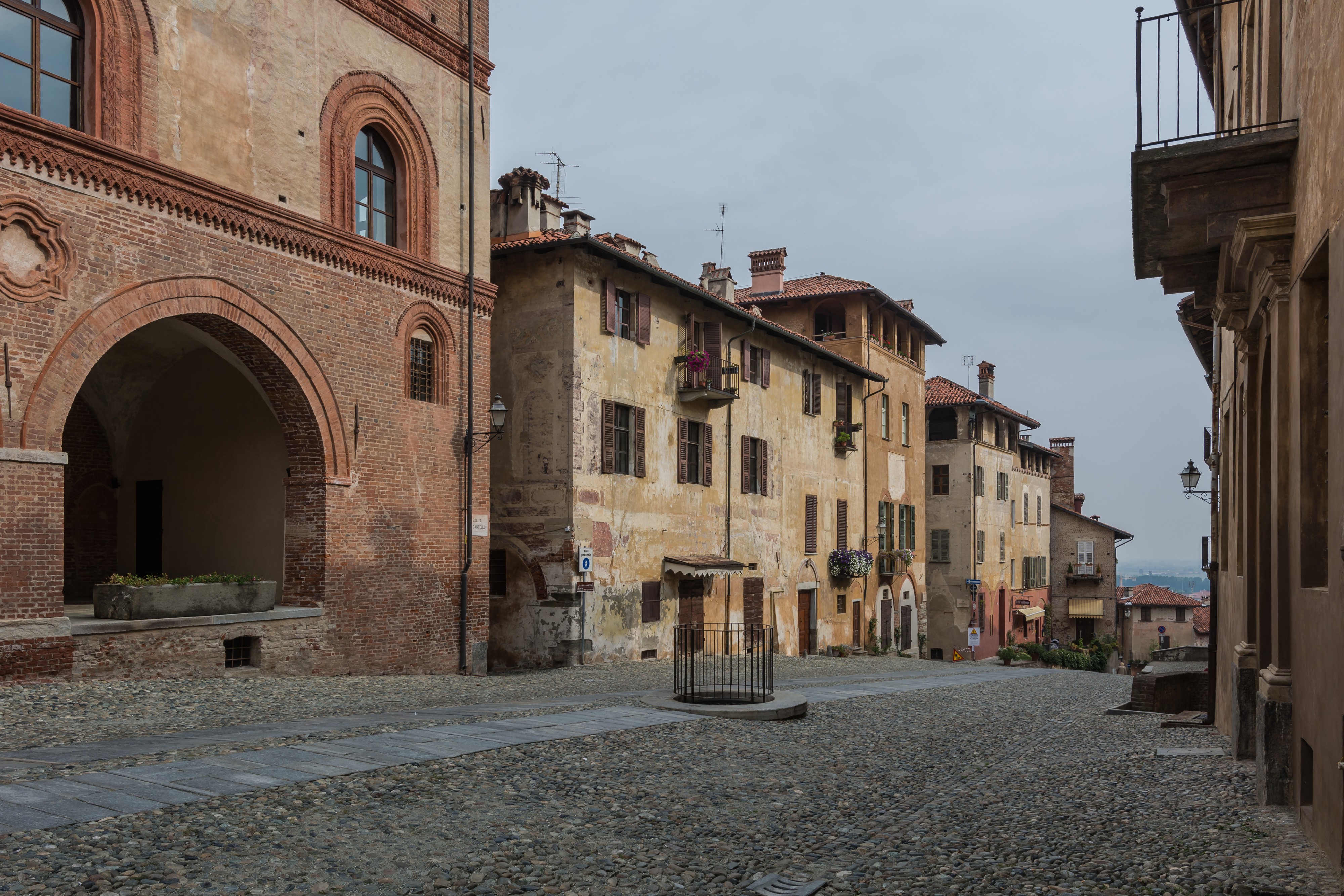 Saluzzo Salita al Castello