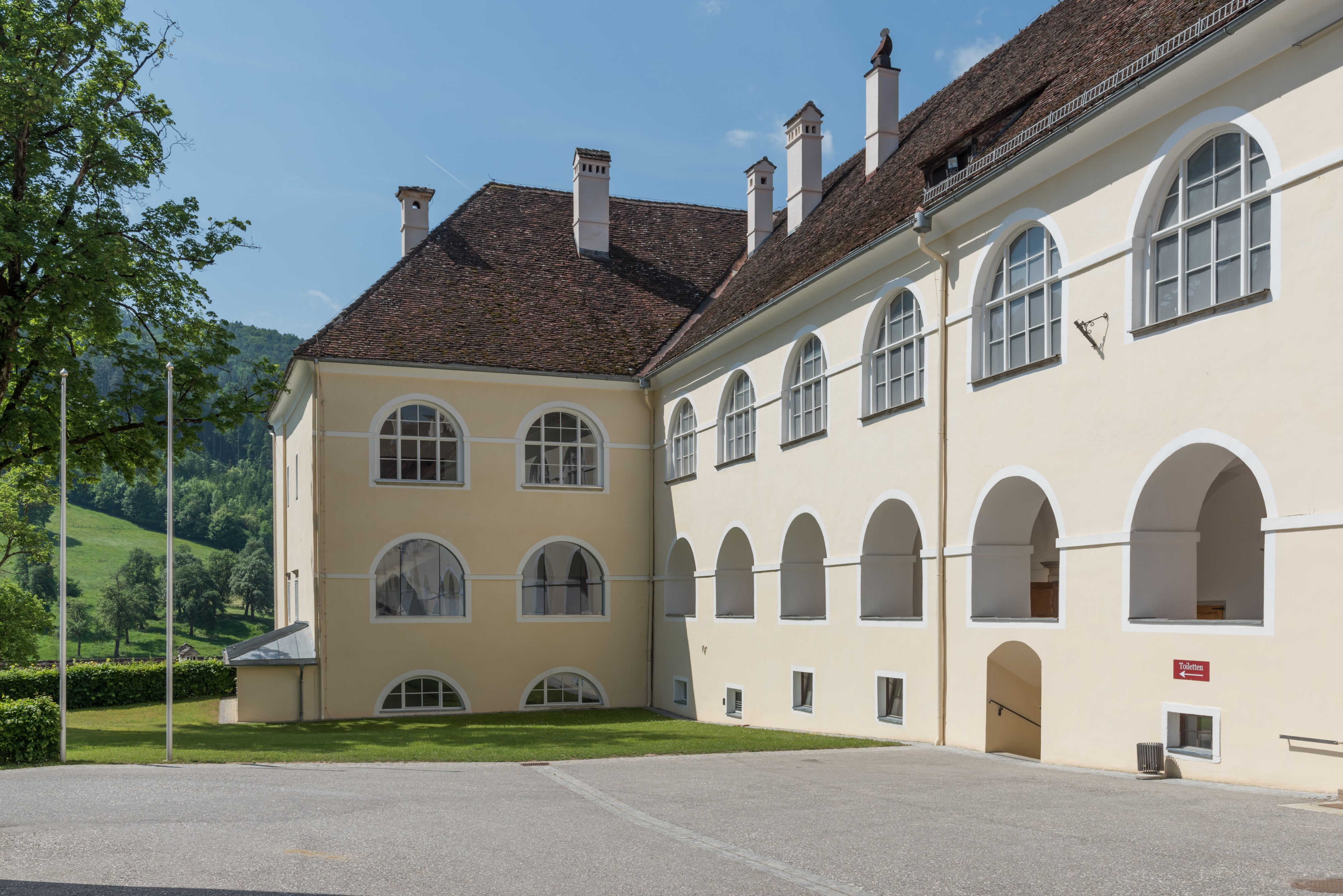 Sankt Paul Benediktinerstift Stiftsgebaeude SW-Ecke 19052015 3868