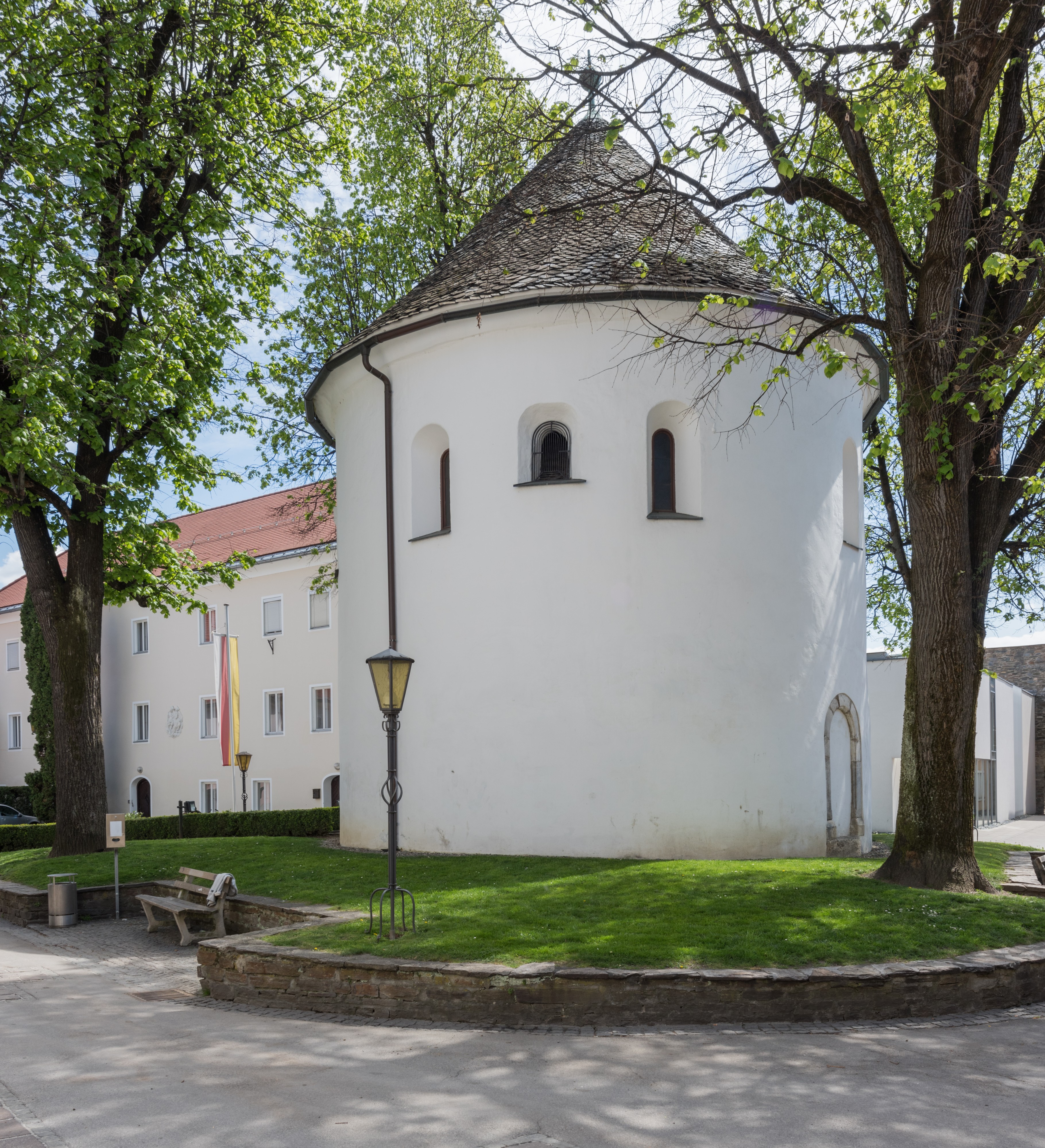 Sankt Veit Kirchplatz Karner romanischer Rundbau 26042015 2684