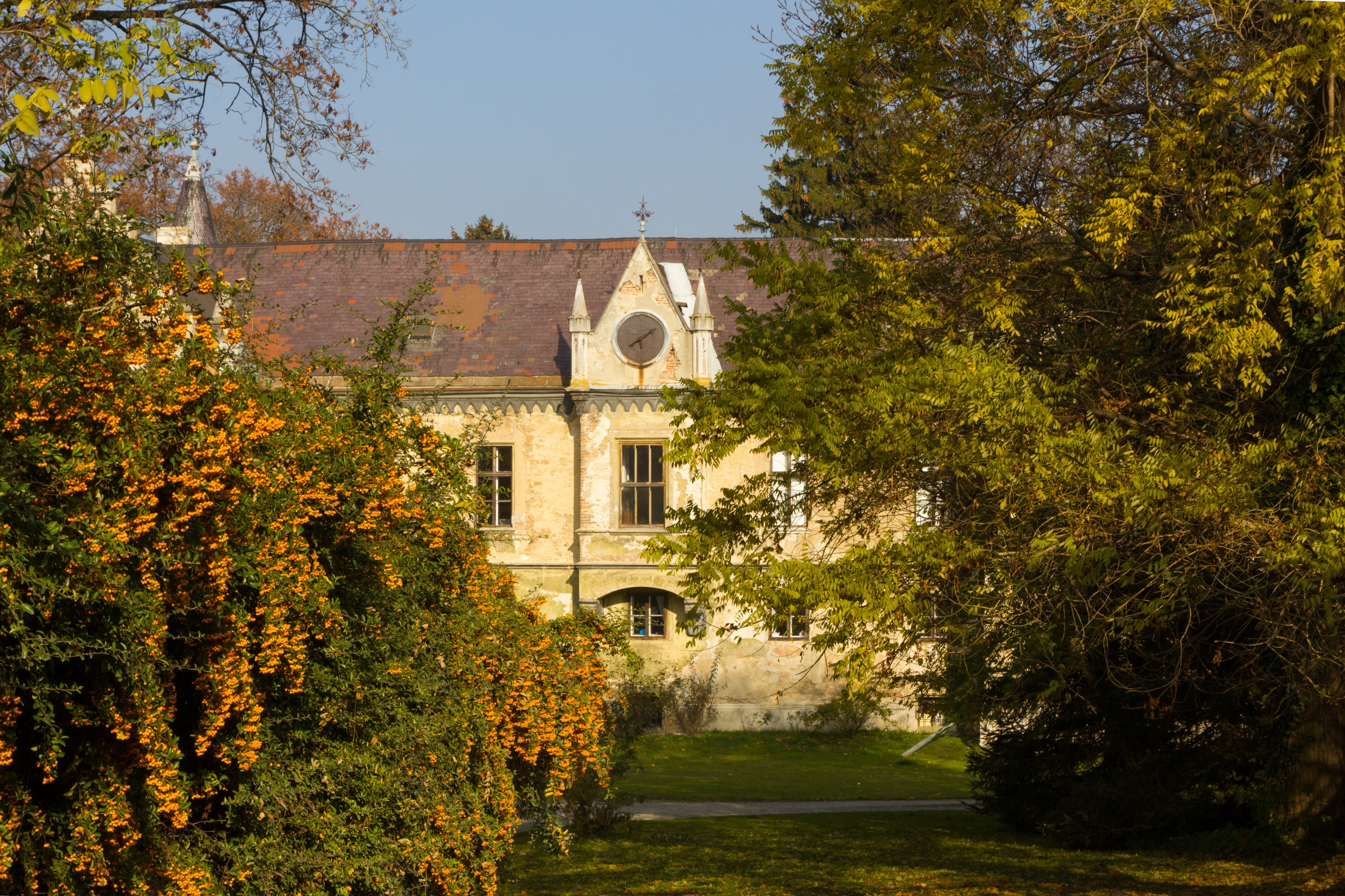 Schlossanlage Walterskirchen, Hainburg (Frontalansicht, Querformat)