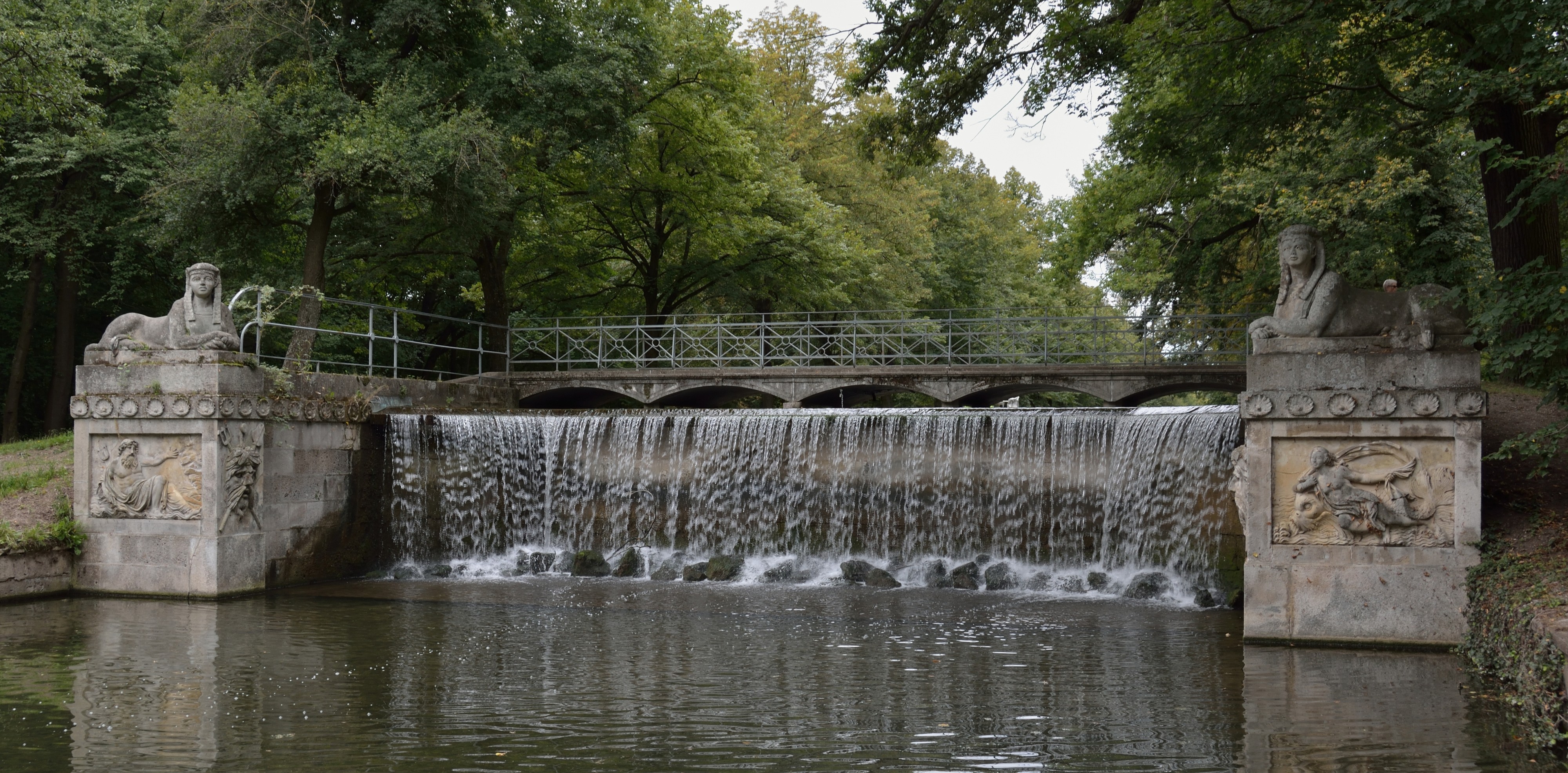 Schlosspark Laxenburg grosse Felsenkaskade DSC 4627w