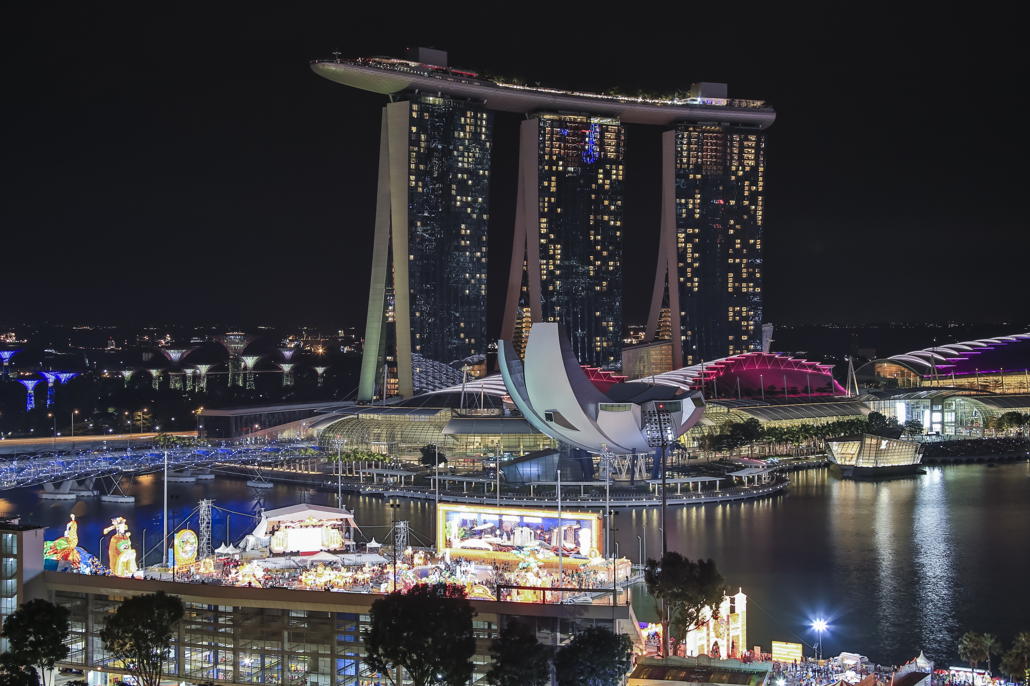 Singapore Marina-Bay-at-night-01