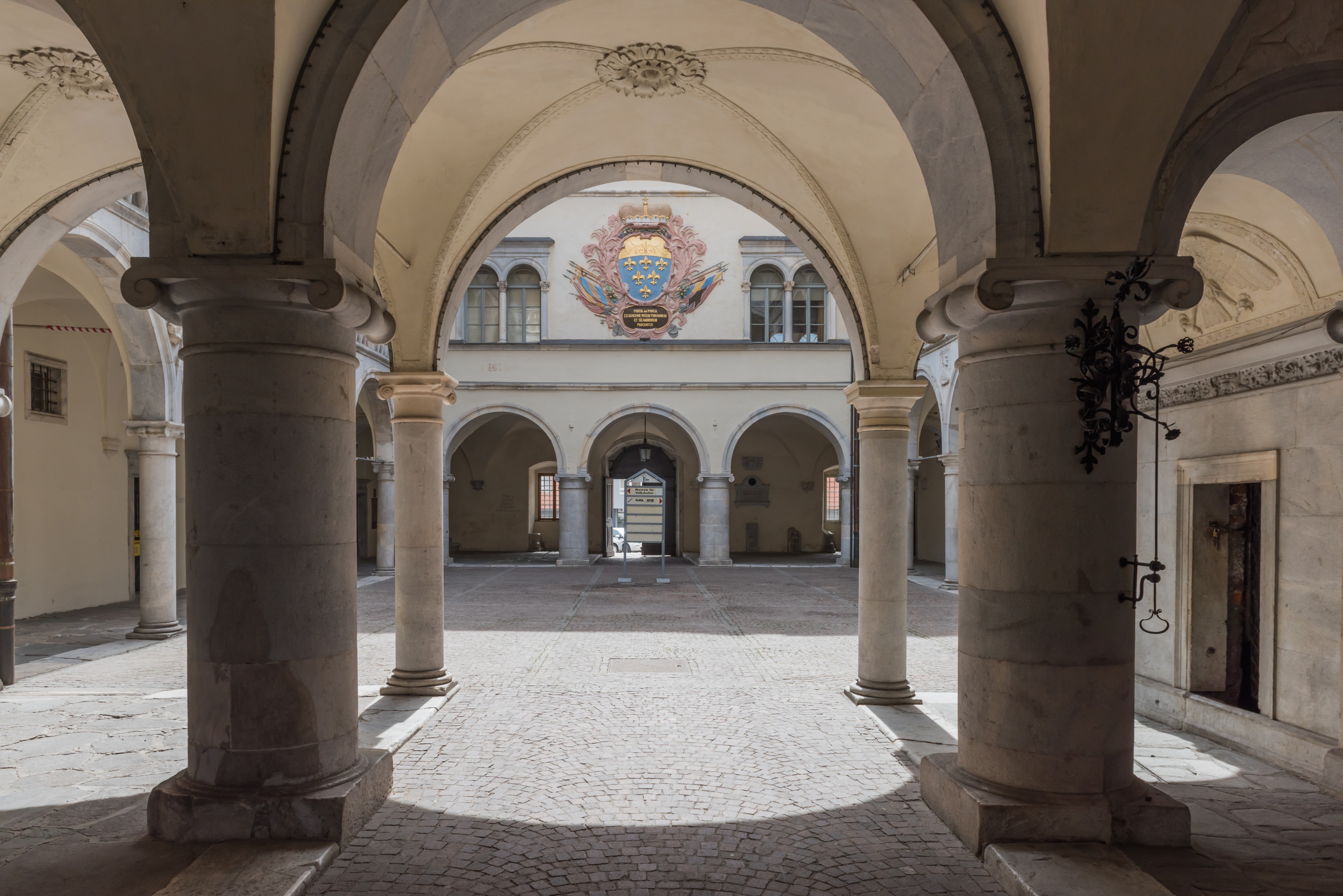 Spittal Schloss Porcia Vorhalle und Arkadenhof 20042015 2414