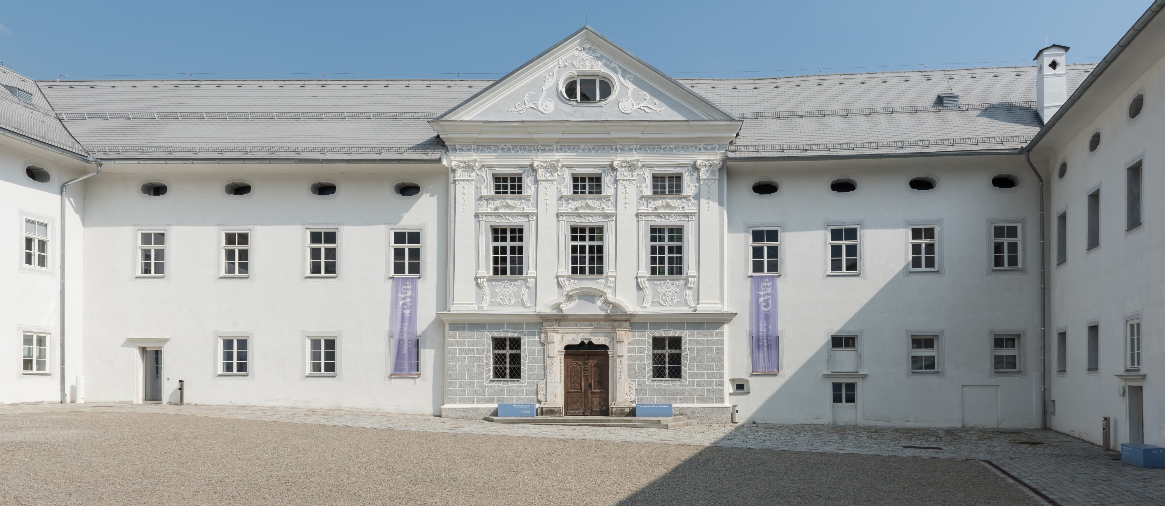 Stift Ossiach Sued-Trakt barocke Hoffassade Mittelrisalit mit Sockelgeschoß 08072015 5702
