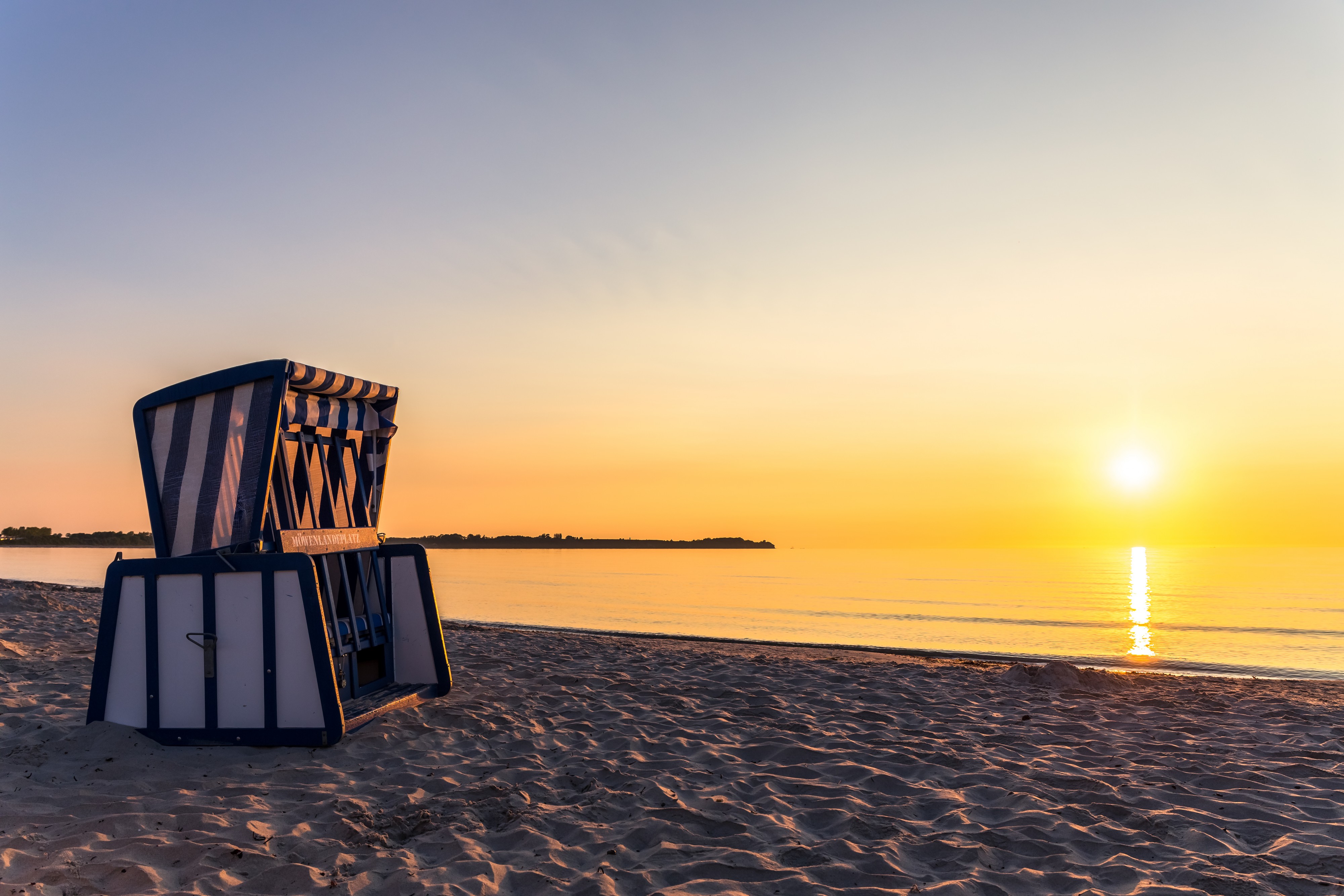 Strandkorb bei Sonnenaufgang