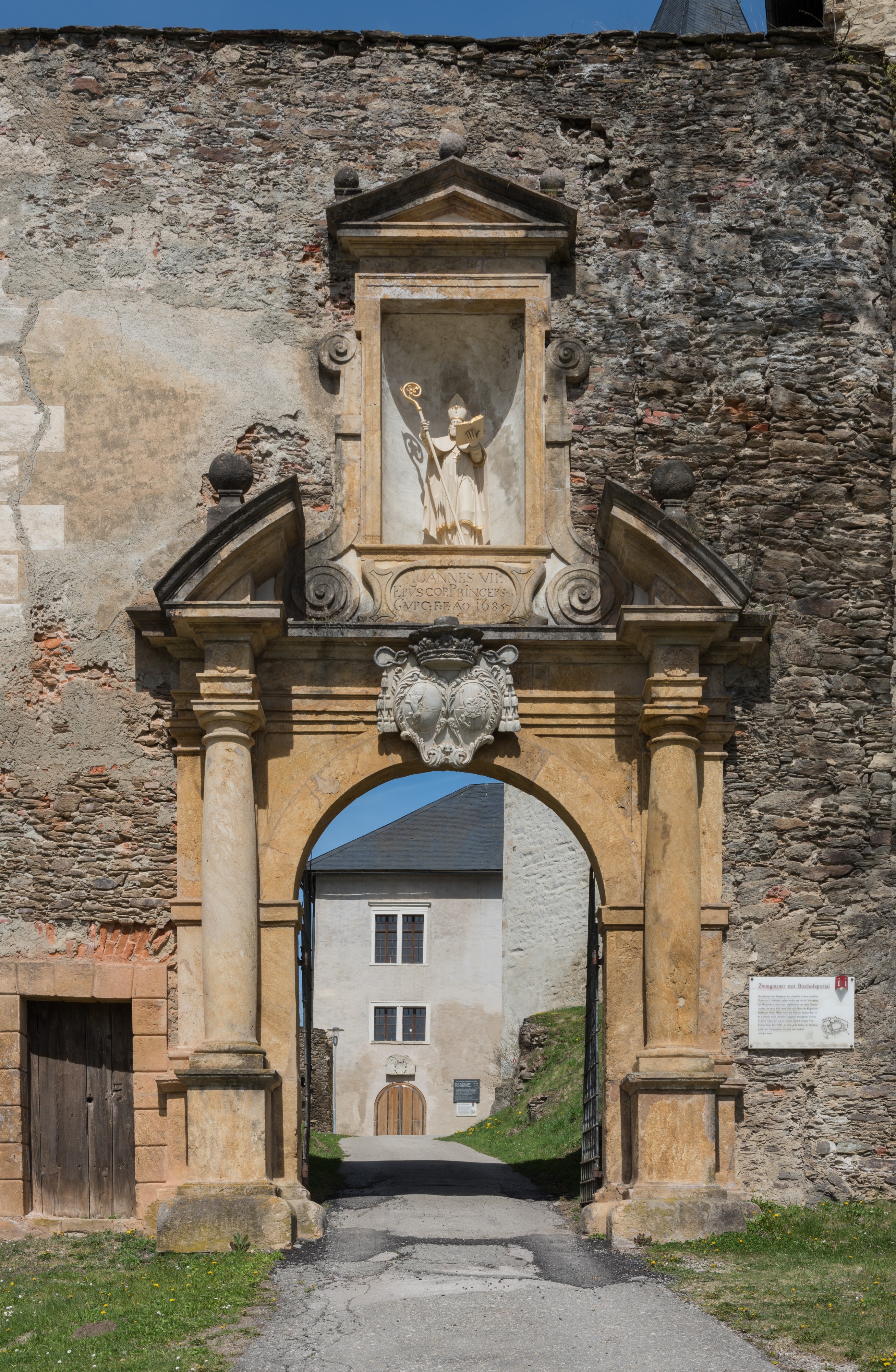Strassburg Schloss Zwingmauer mit Bischofsportal 15042015 1995
