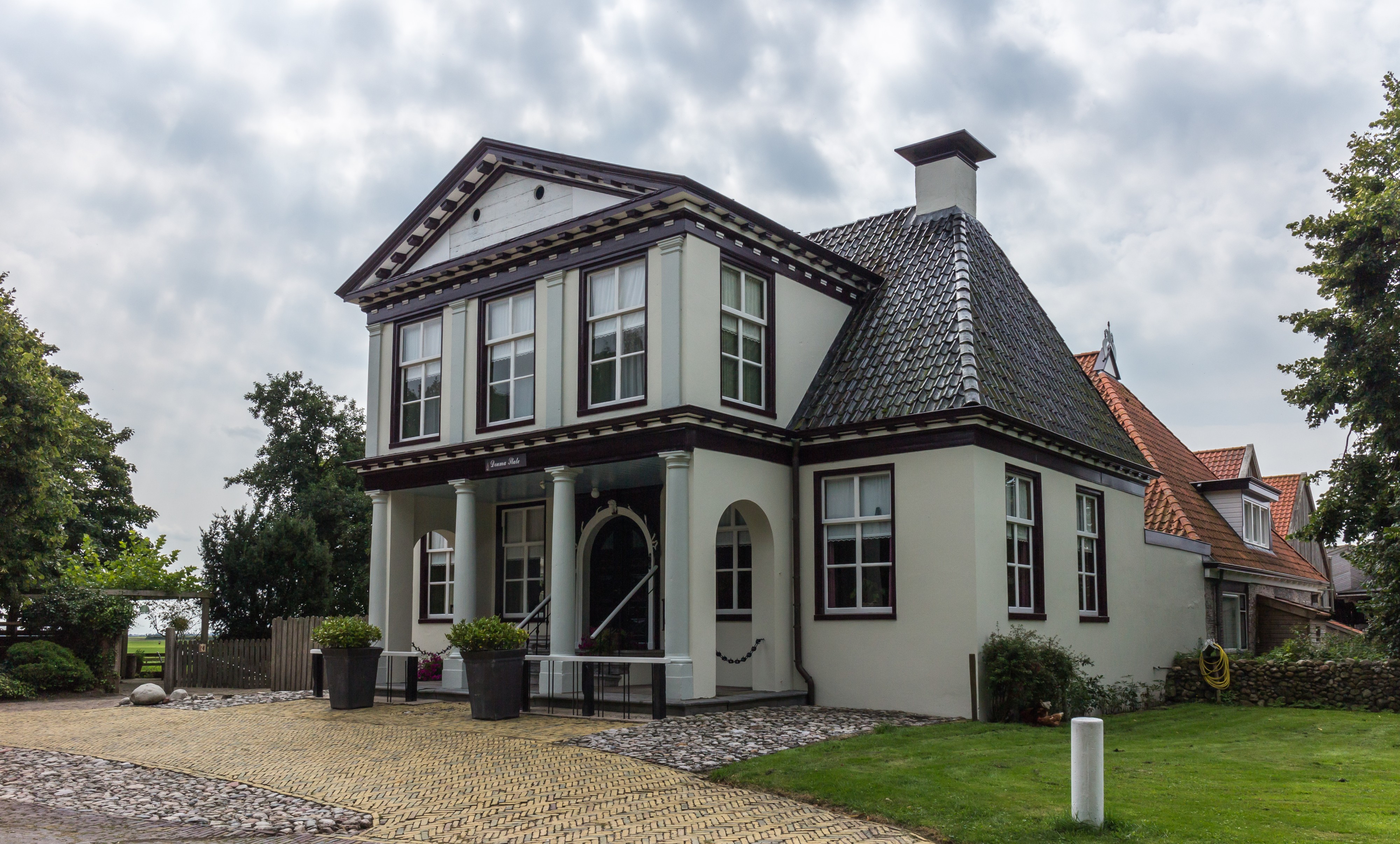 Tjerkgaast. Spannenburg (Het Wapen van Friesland) Strjitwei 5 (Rijksmonument) 001