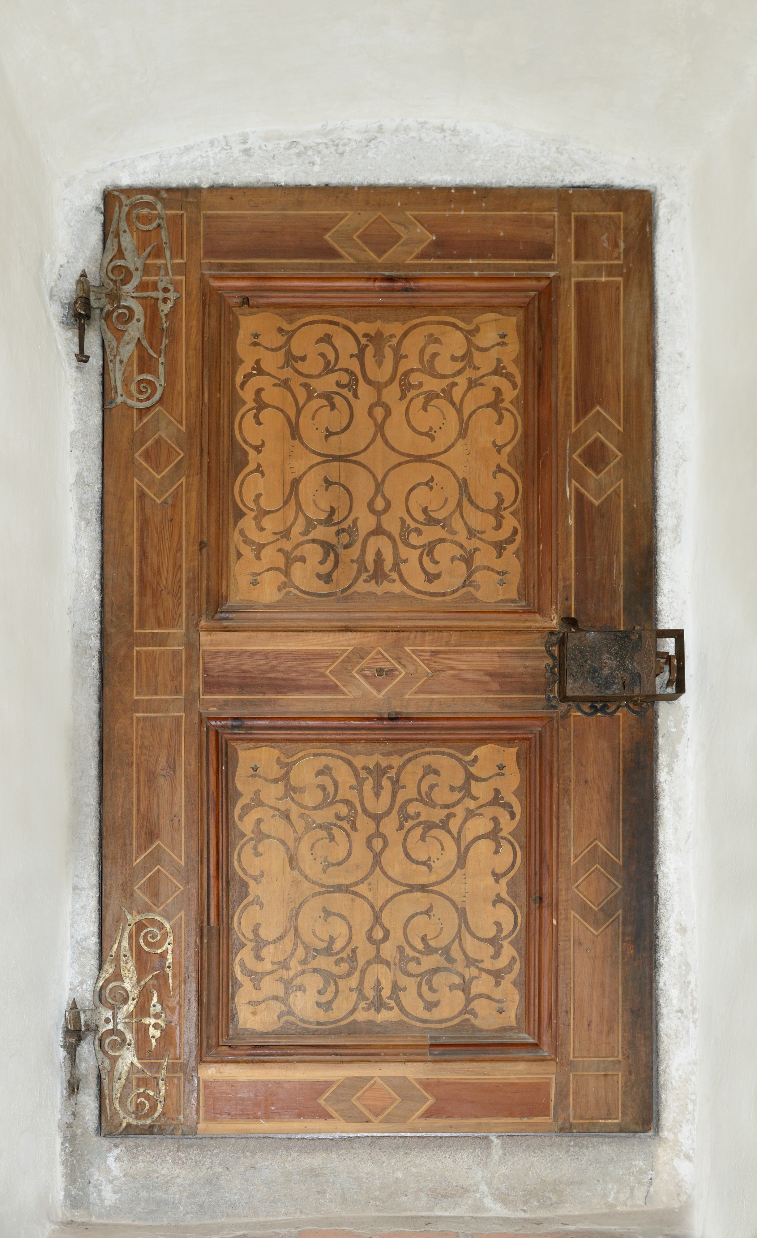 Trostburg Innentür mit Einlegearbeit