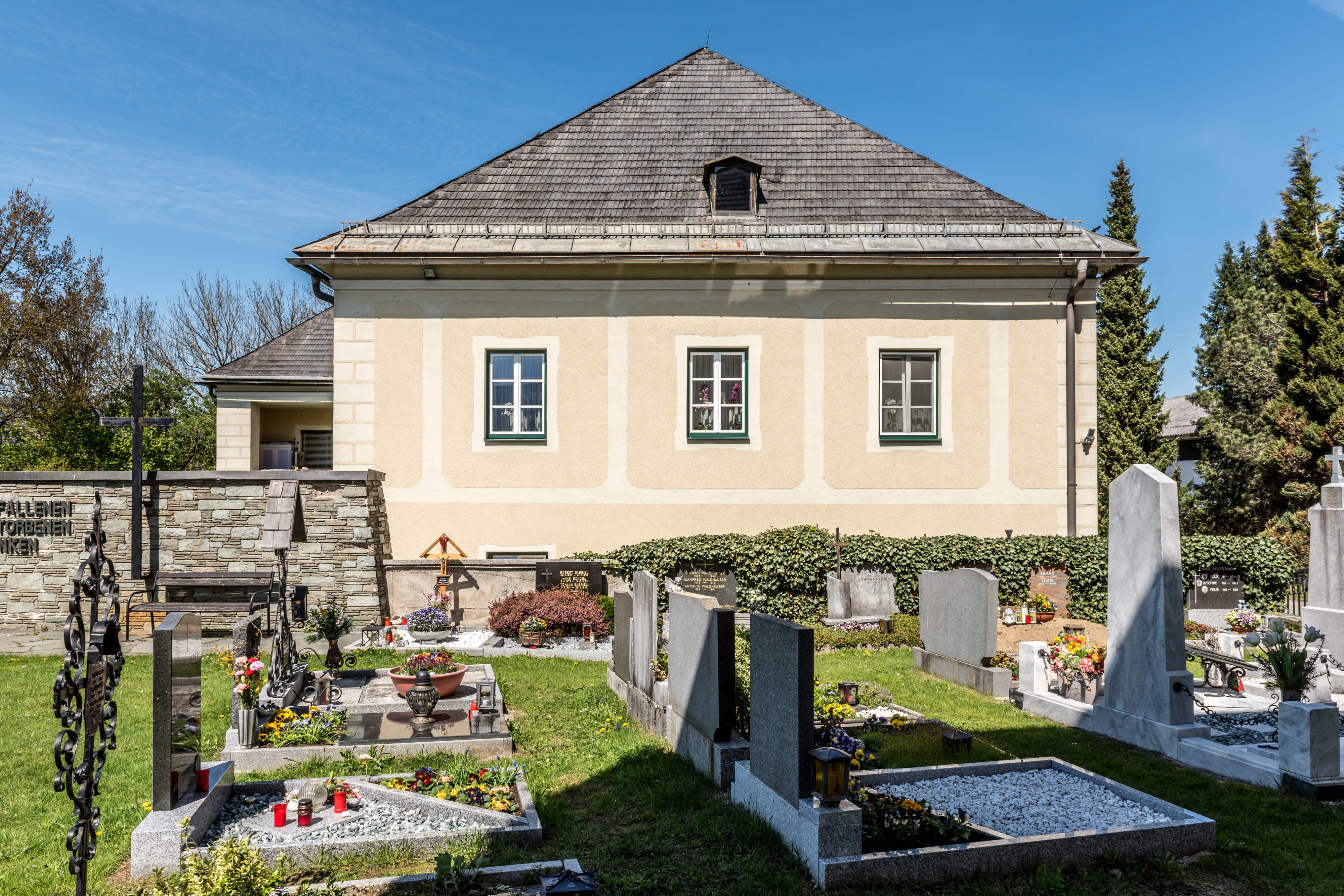 Villach Maria Gail 18-November-Platz 10 Pfarrhof Sued-Ansicht 21042017 7876