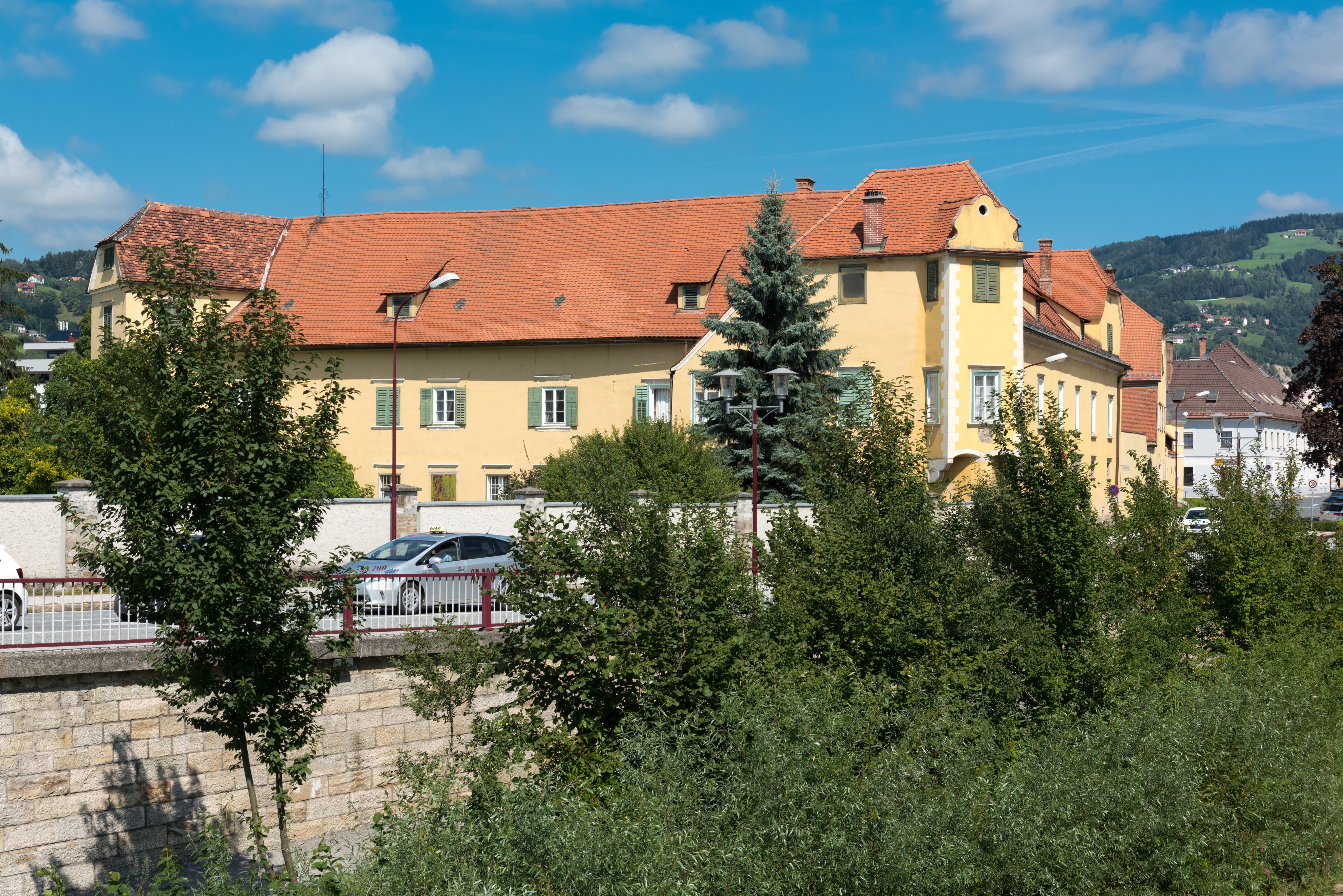 Wolfsberg Bayerhofenstrasse 6 Schloss Bayerhofen 26082015 7014 7006