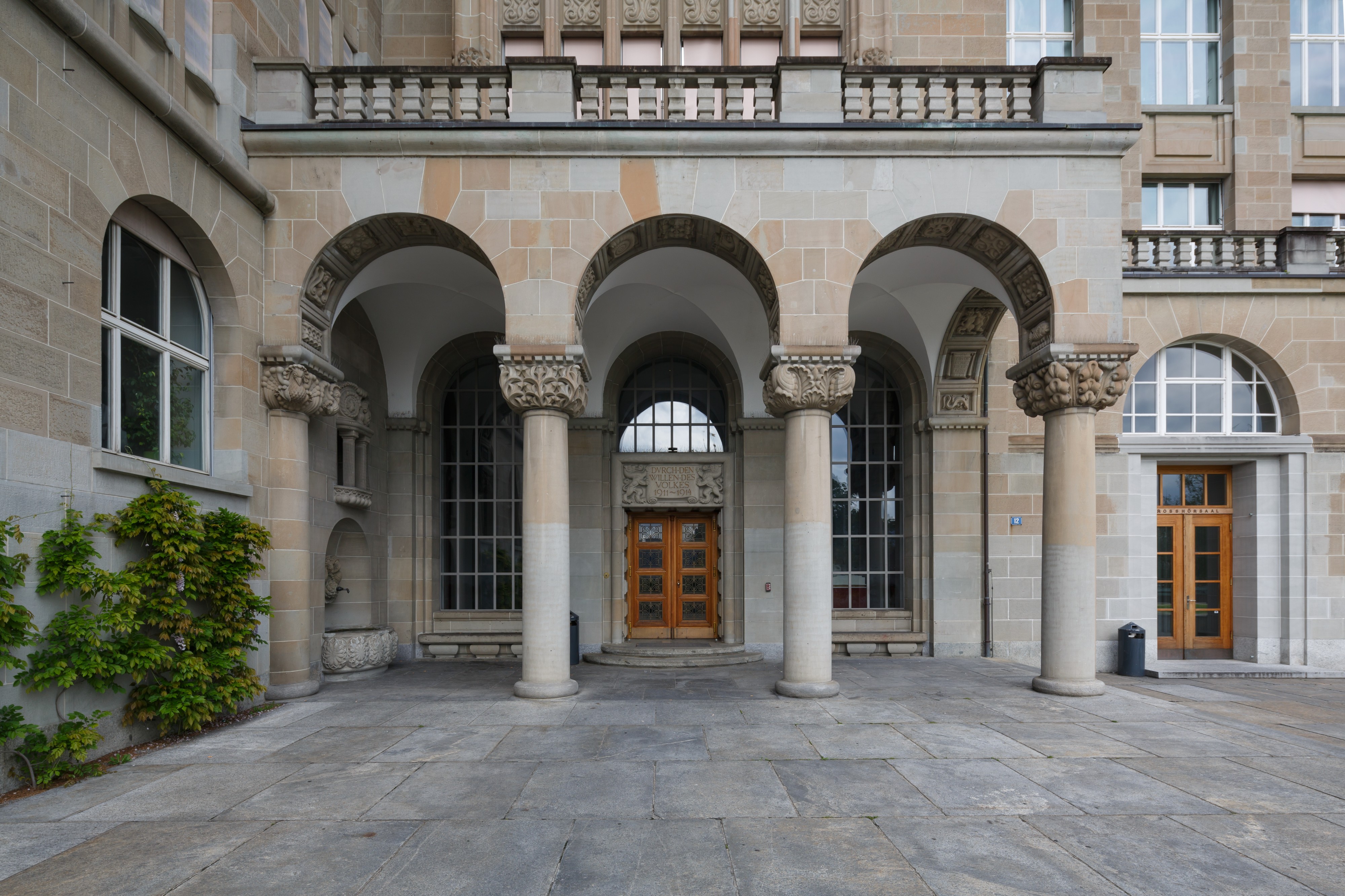 Zürich Switzerland-University-of-Zurich-Main-Building-02