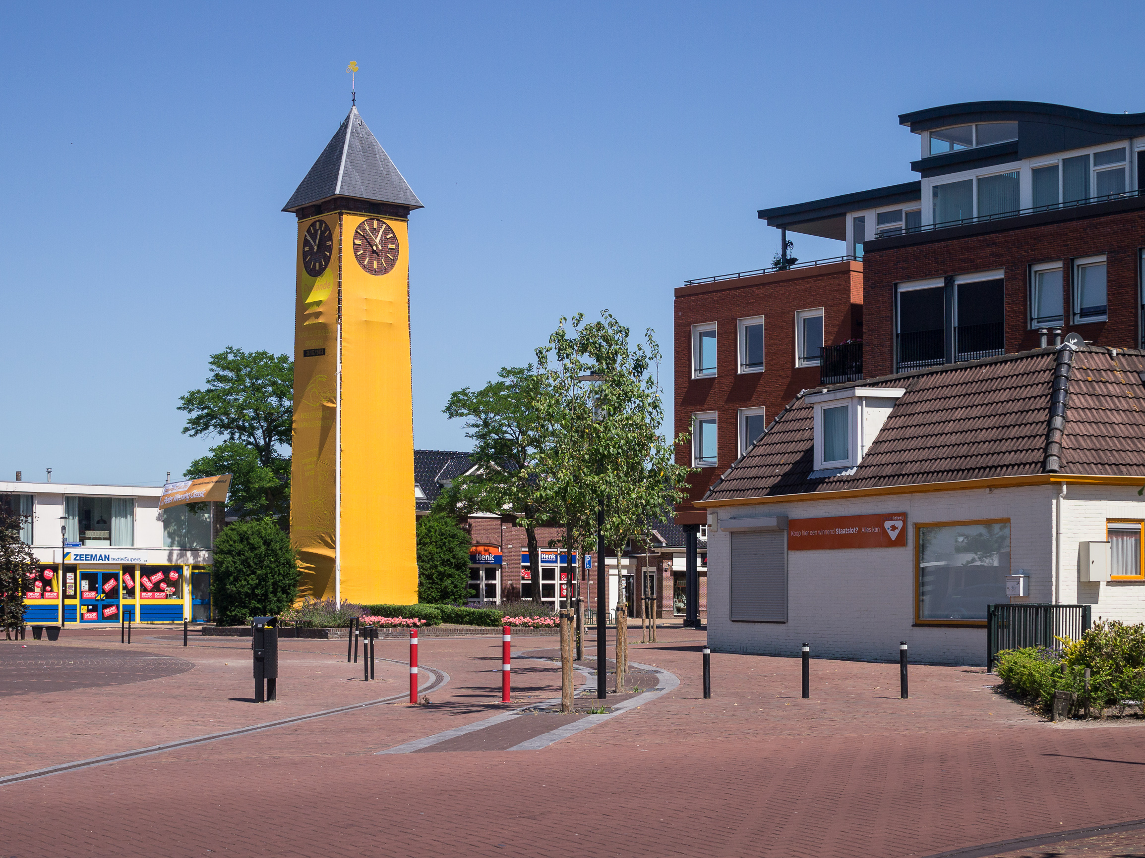 Toren in het geel