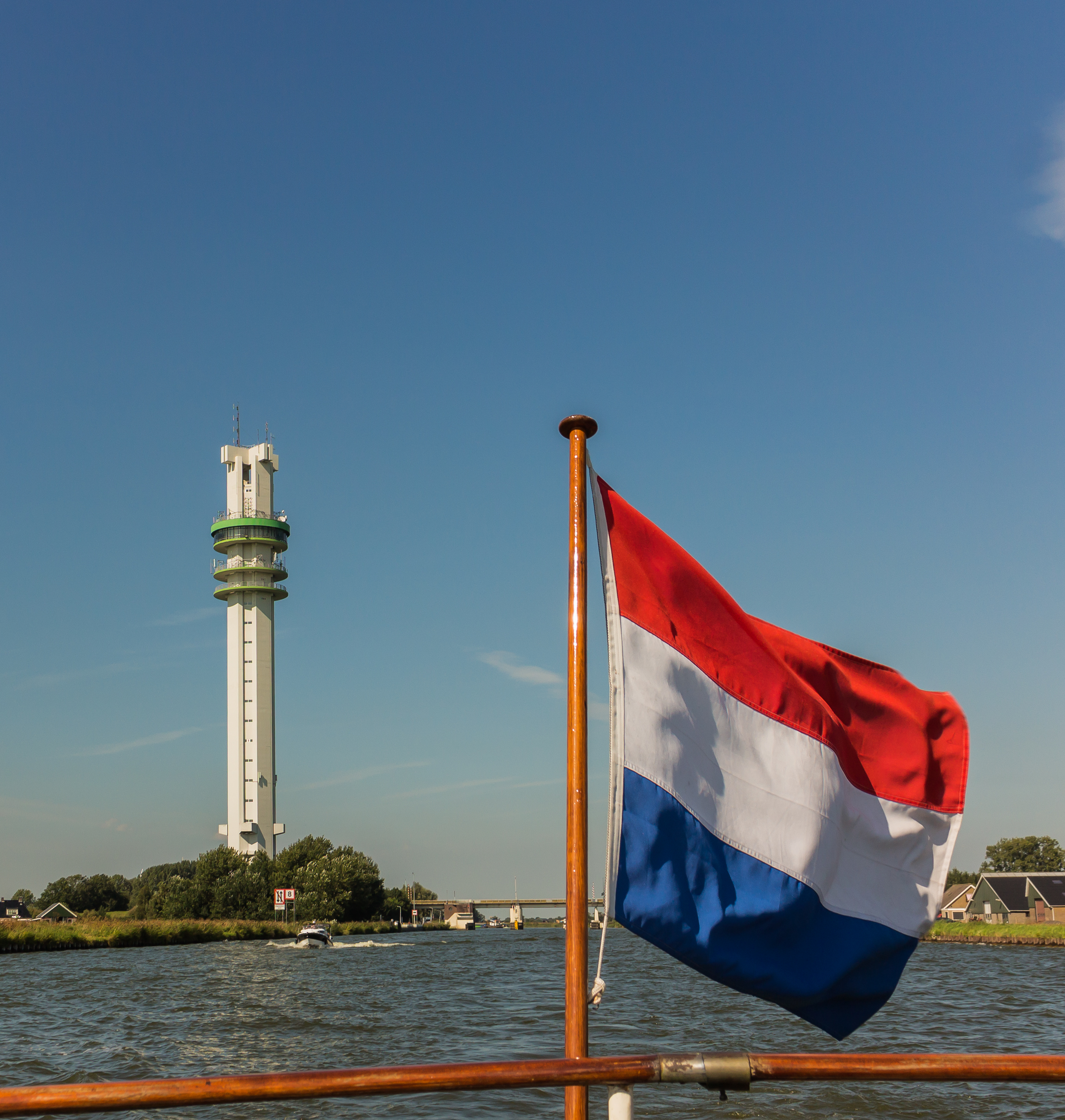 Toren van Spannenburg gezien vanaf Pr. Margrietkanaal