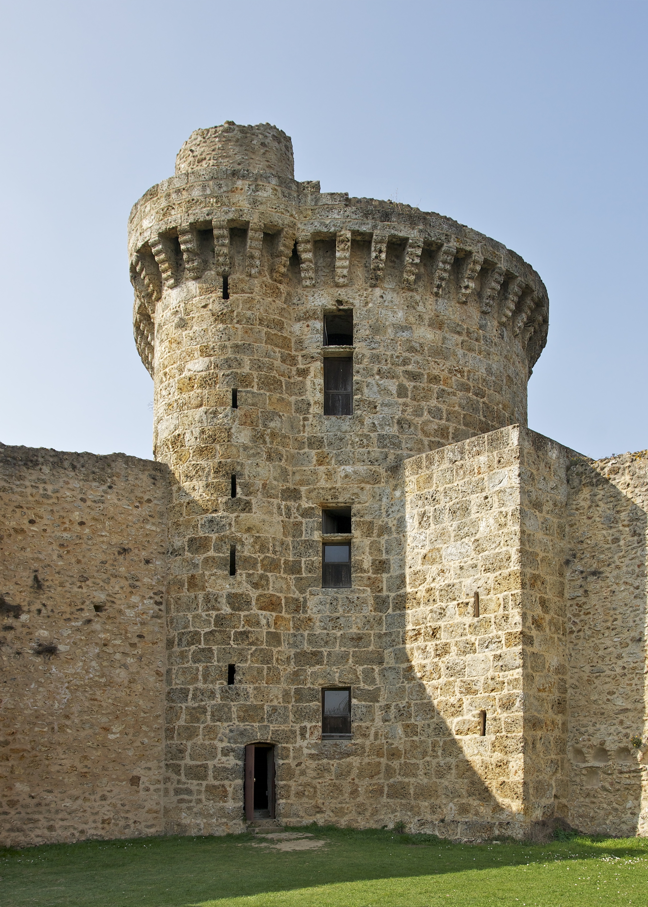 Tour restaurée Château Madeleine Chevreuse 1
