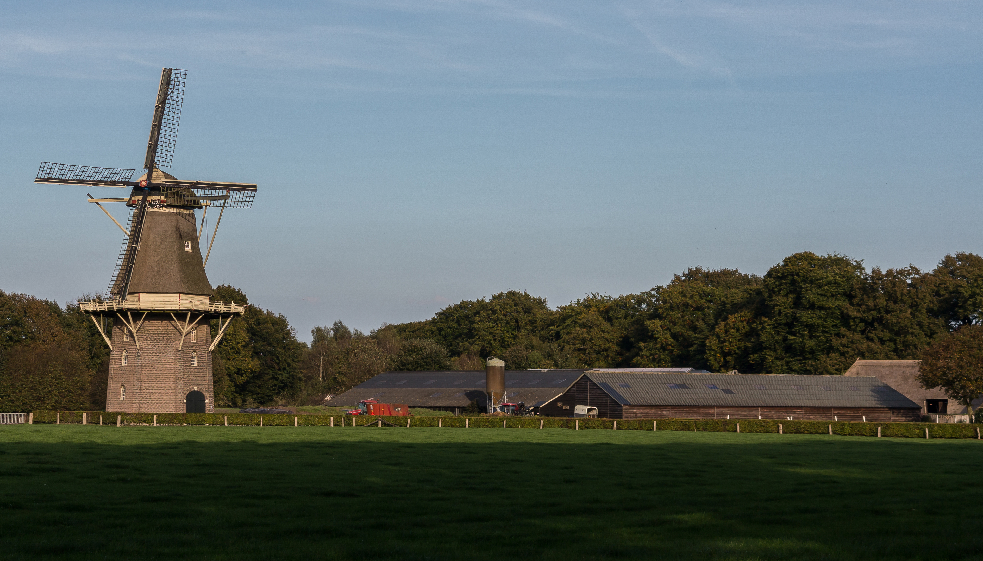 Vilsteren, de Vilsterse molen (RM31504) en boerderij foto8 2014-10-04 17.09