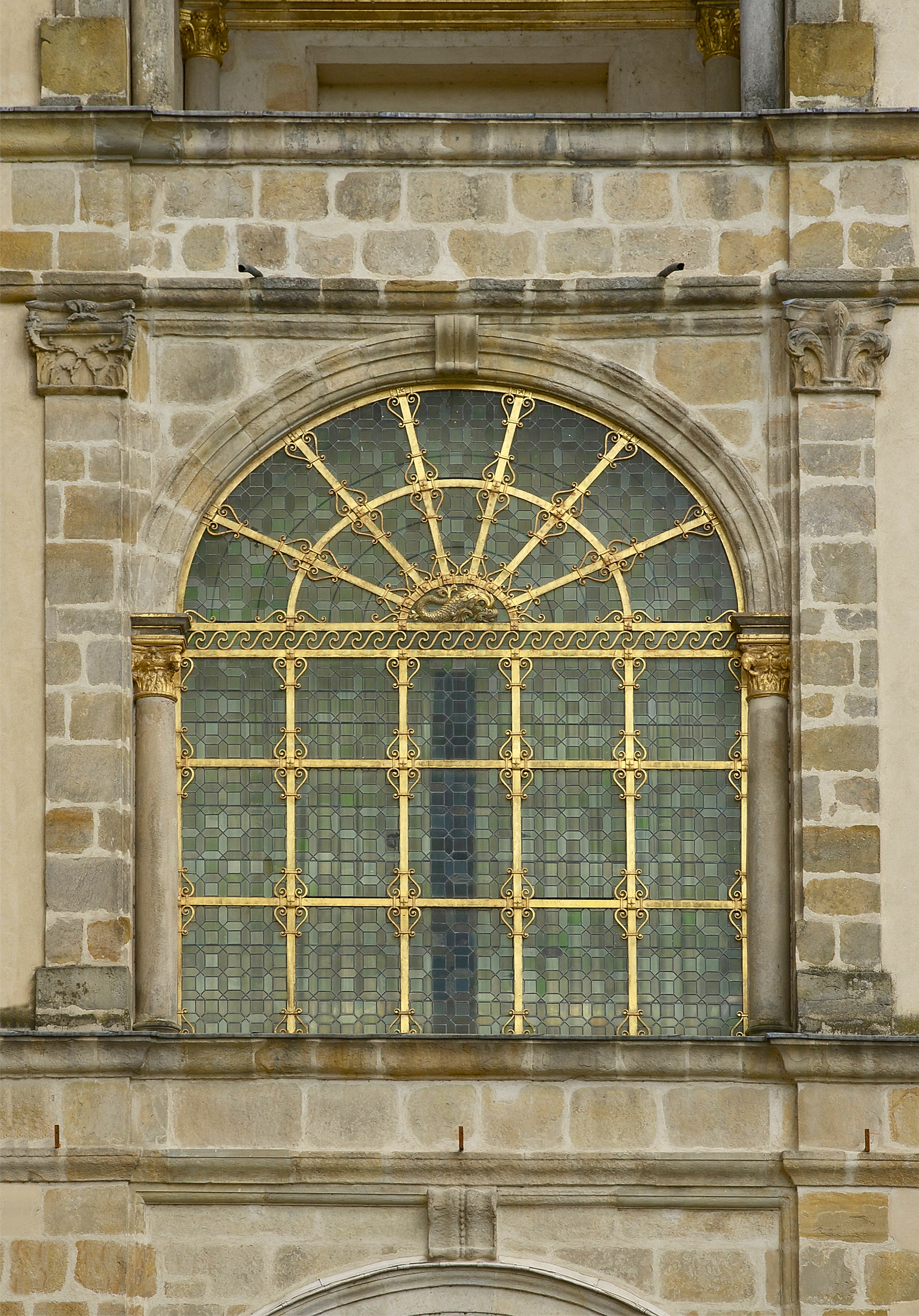 Vitrail Porte Dorée château Fontainebleau