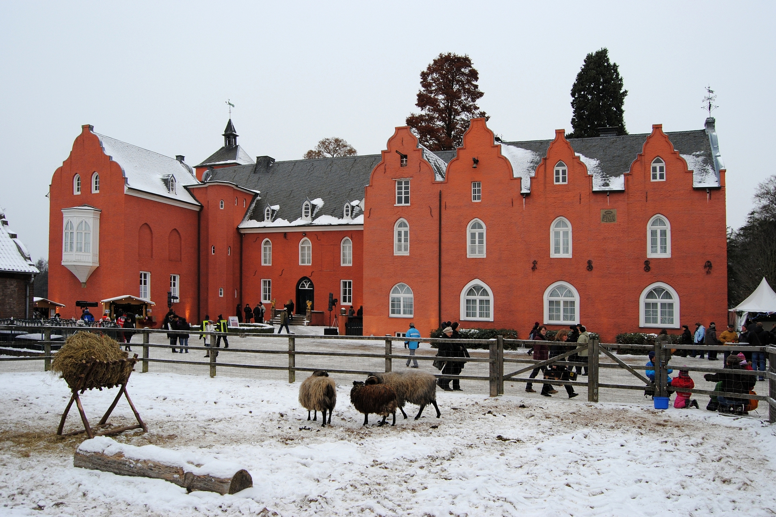 Weihnachtsmarkt Bloemersheim, Frontseite Schloss, 2010-12-04