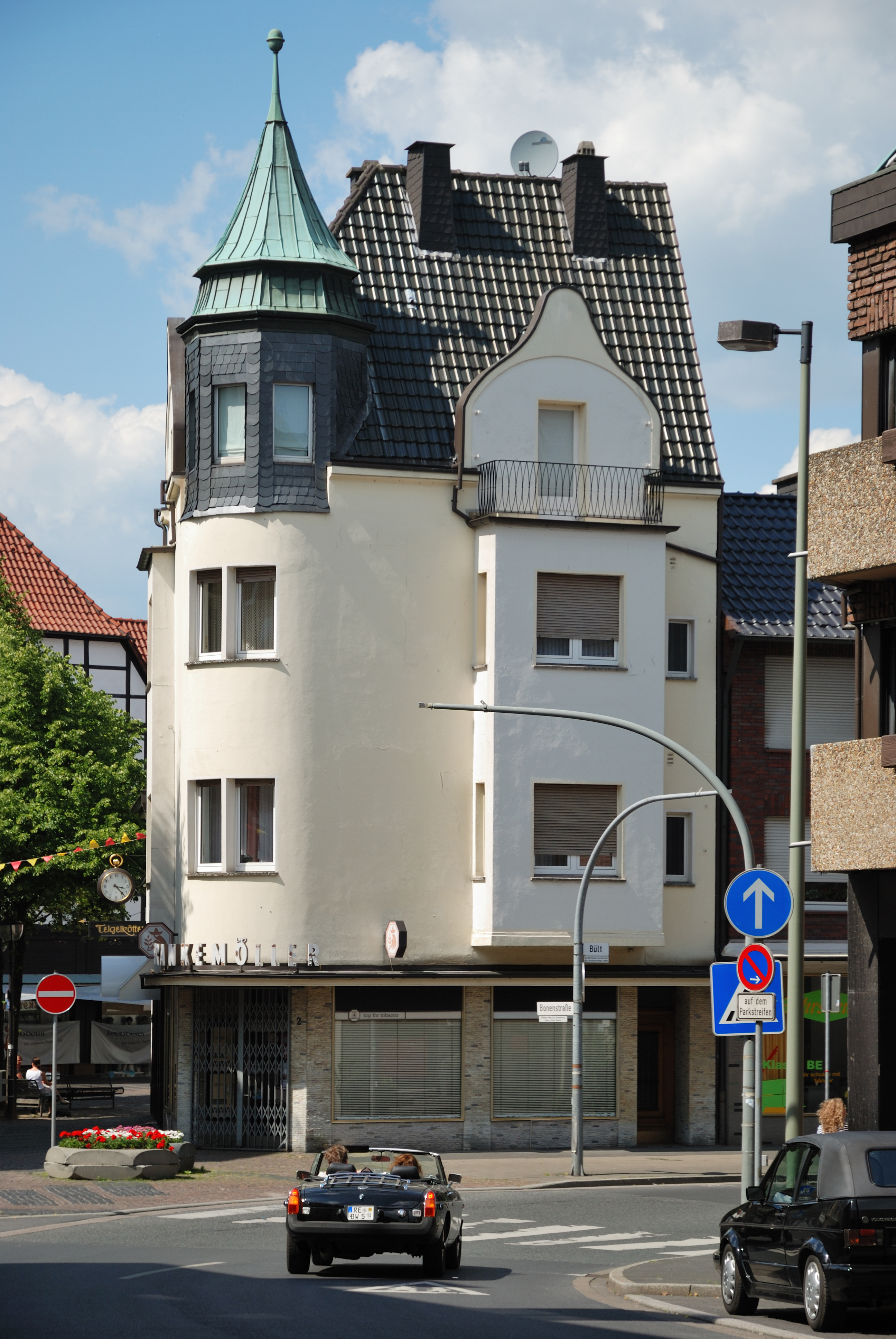 Werne-070602 7743-Eckhaus-Cabrio