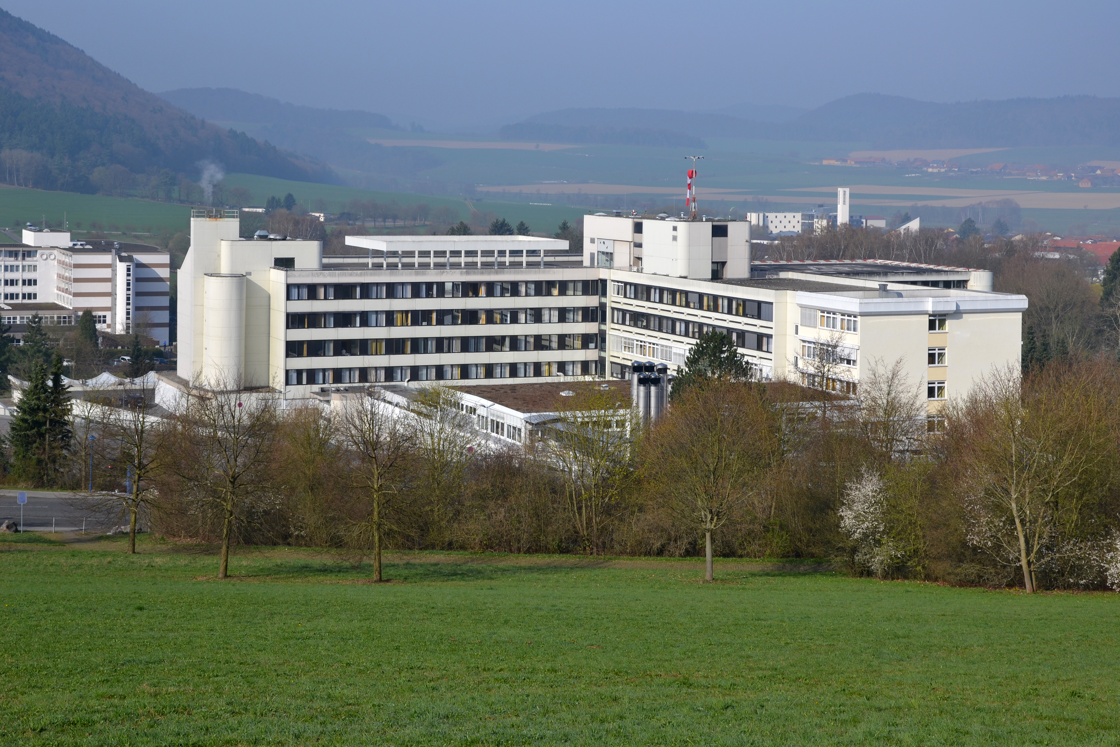 Werner-Wicker-Klinik Rückseite Frühjahr