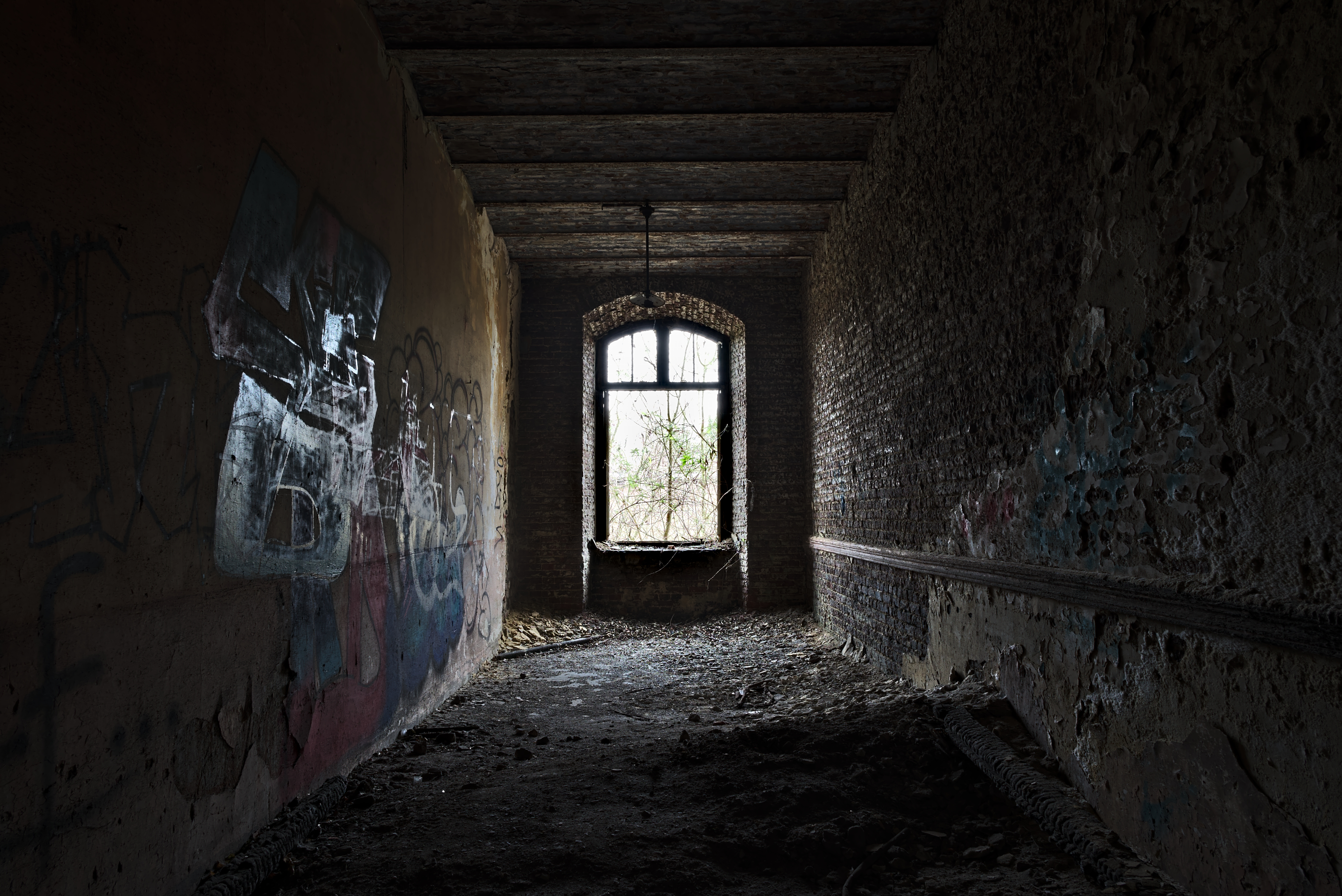 Window inside an abandoned military building in Fort de la Chartreuse, Liege, Belgium (DSCF3349-hdr)
