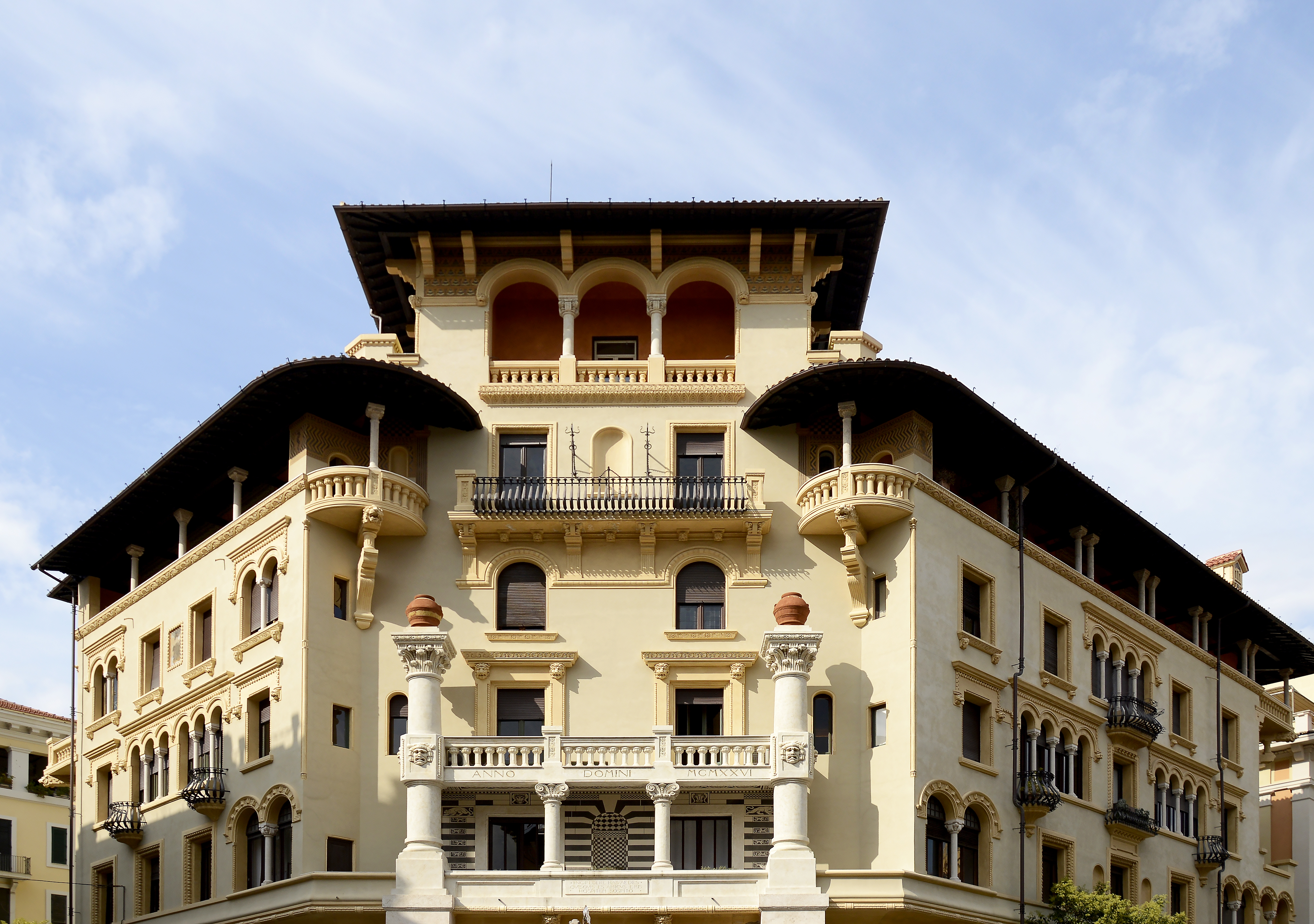 Yellow Palace in Quartiere Coppedè