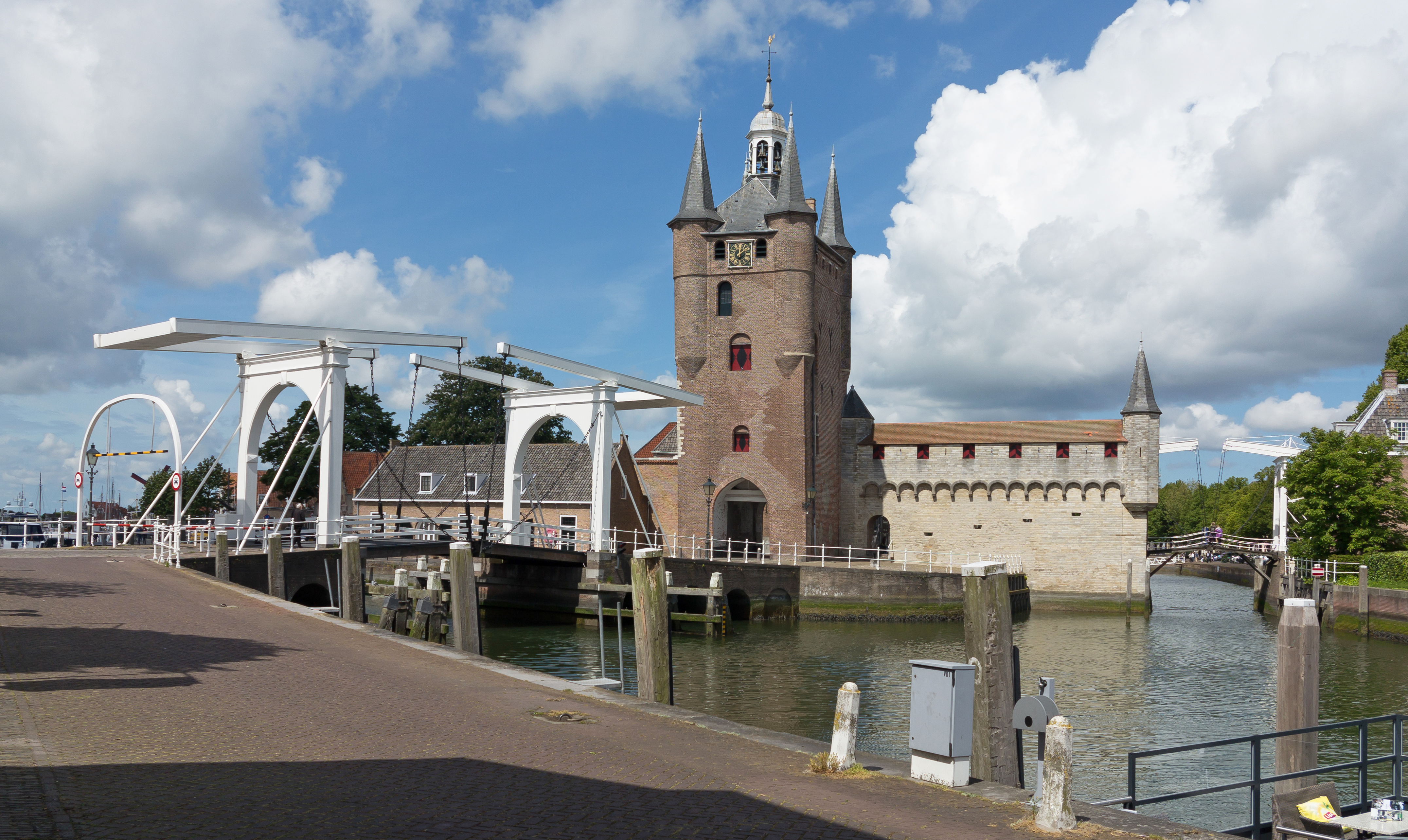 Zierikzee, de Zuidhavenpoort in straatzicht RM41012 foto6 2015-05-30 12.03