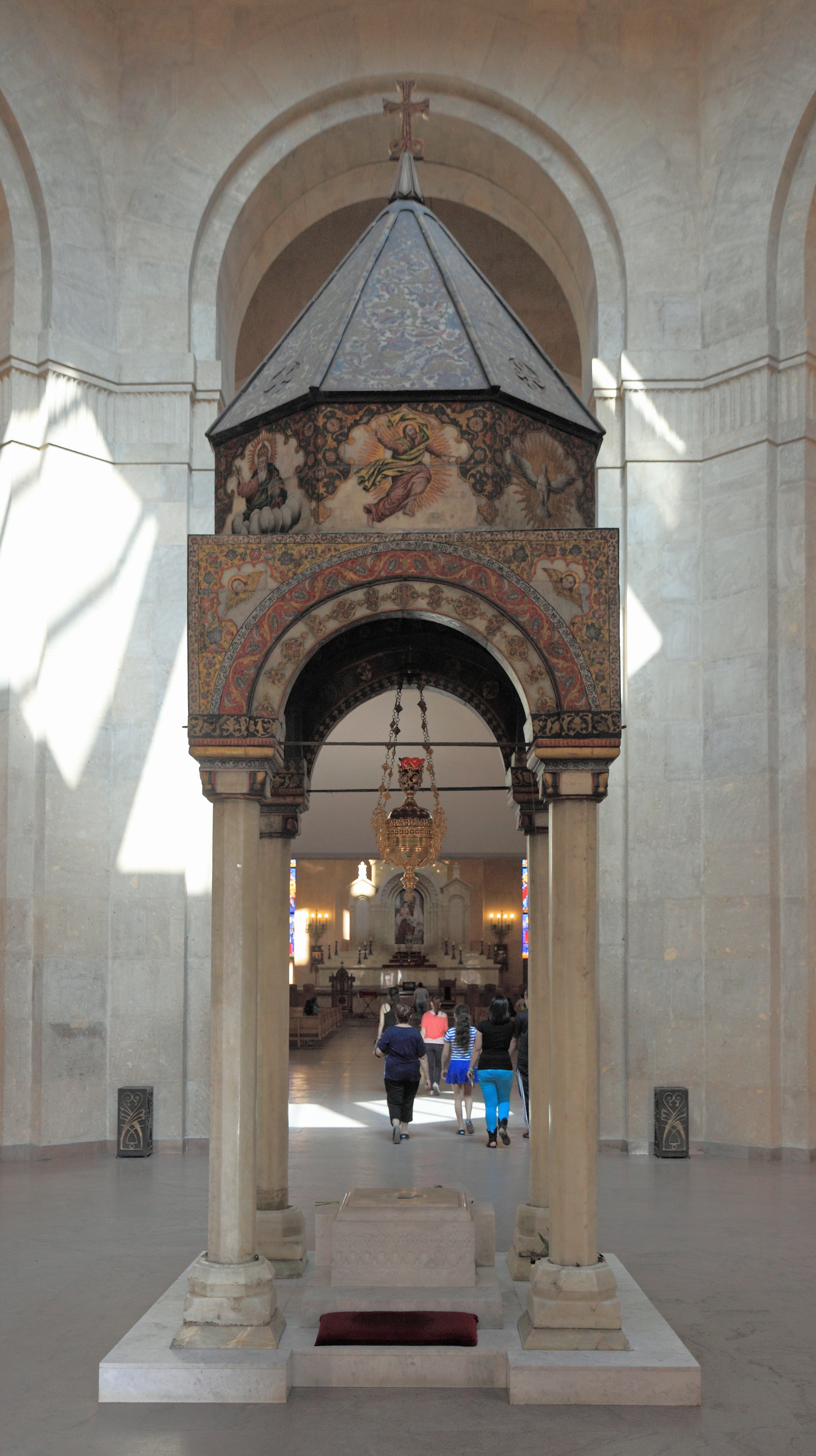 2014 Erywań, Katedra św. Grzegorza Oświeciciela, w środku (02)
